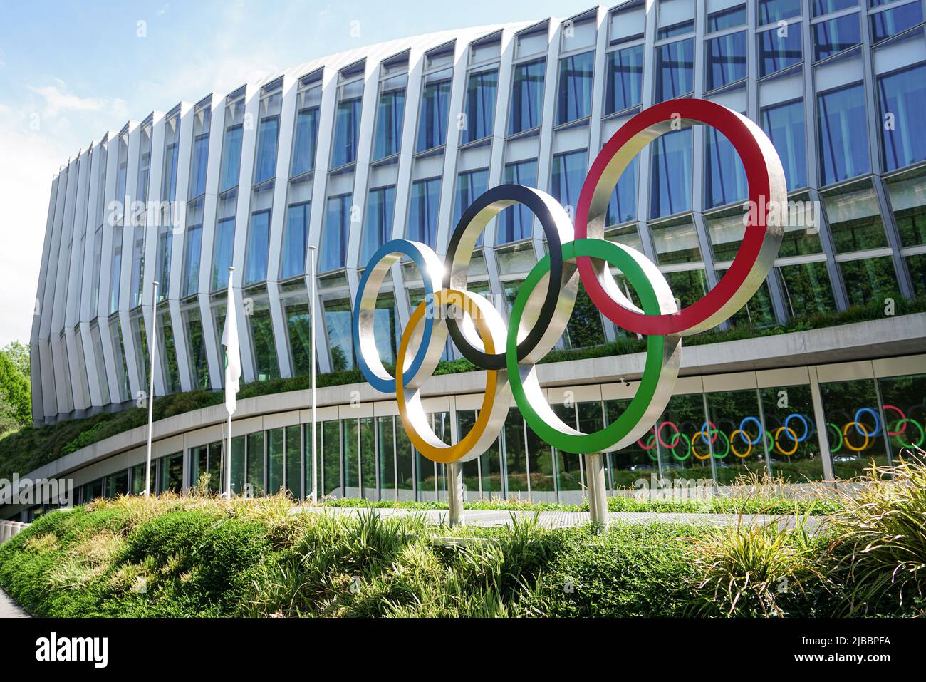 Sede del Comitato Olimpico Internazionale. Anelli olimpici. Losanna, Svizzera - Giugno 2022 Foto Stock