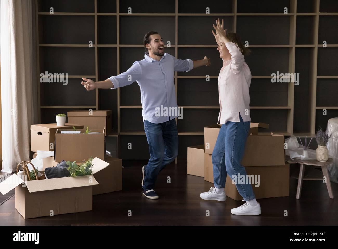 La coppia esilarante festeggia la giornata di trasferimento nella propria prima casa Foto Stock