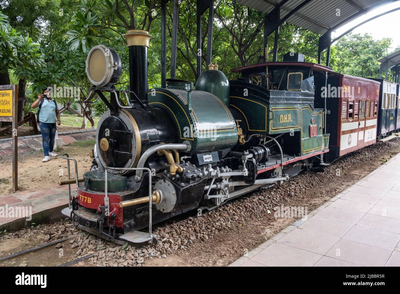 La locomotiva DHR numero 777 è stata costruita per la ferrovia Darjeeling Himalayan. Soprannominato il "treno giocattolo", la ferrovia è di 2 piedi (610 mm) di carreggiata stretta Foto Stock