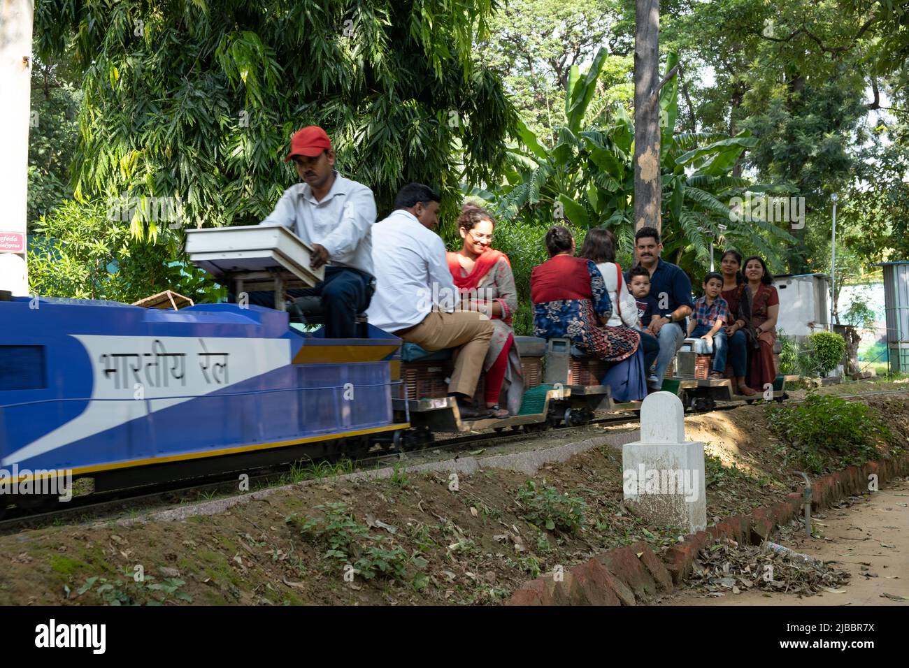 I passeggeri potranno godersi un giro in treno giocattolo presso il National Railway Museum di Delhi. Foto Stock