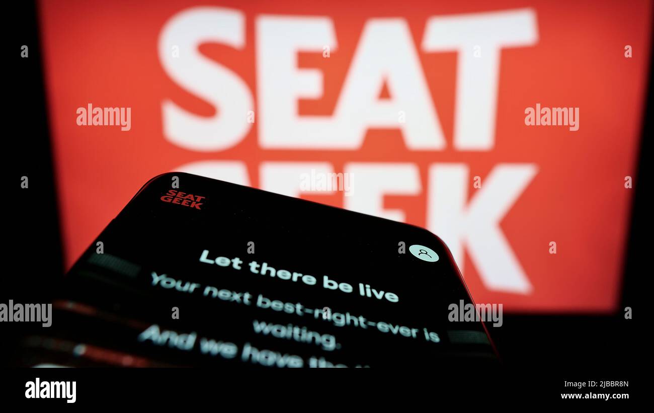 Telefono cellulare con sito web della compagnia americana SeatGeek Inc. Piattaforma biglietti sullo schermo di fronte al logo. Mettere a fuoco sulla parte superiore sinistra del display del telefono. Foto Stock