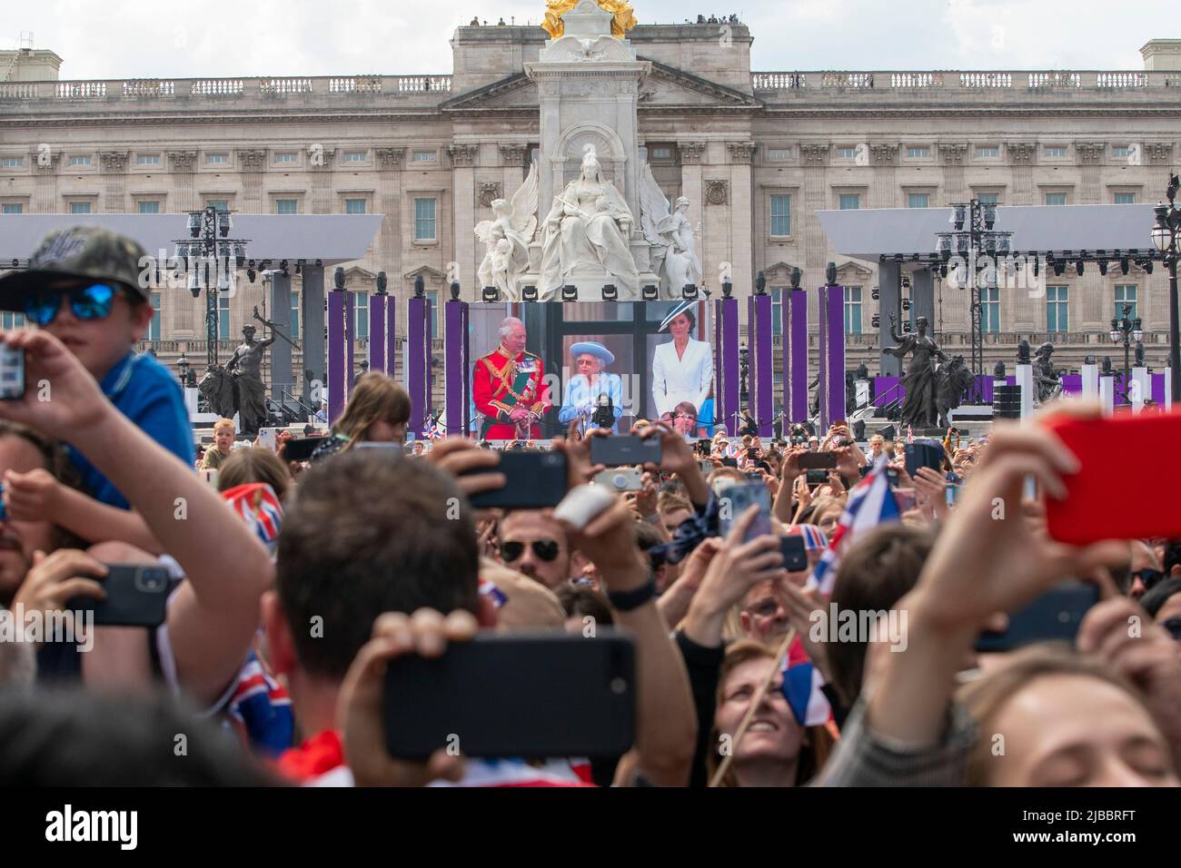 La folla sul Mall guarda la famiglia reale, inclusa la Regina su uno schermo gigante fuori da Buckingham Palace per le celebrazioni del Platinum Jubilee Foto Stock