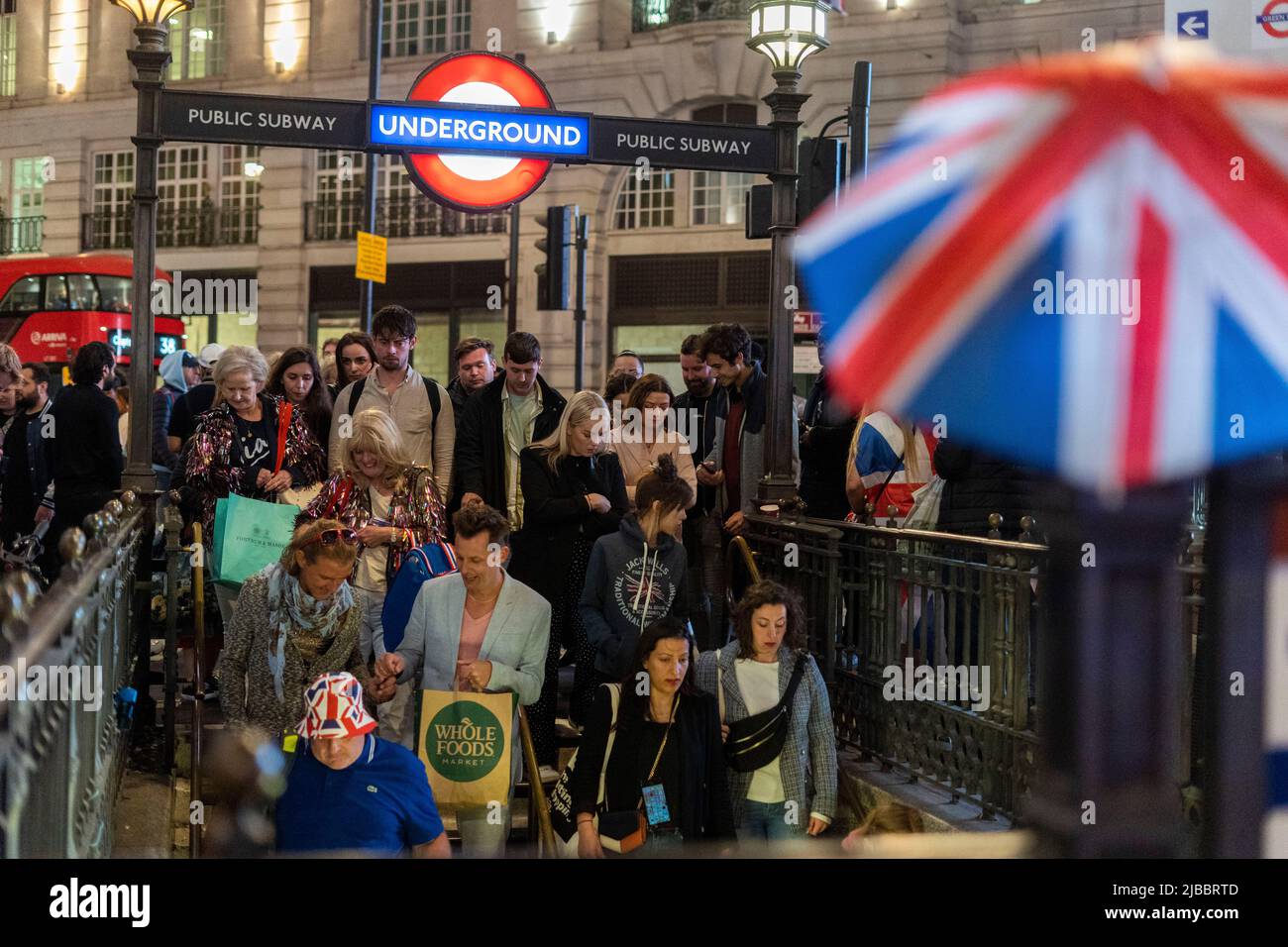 Folle alla stazione della metropolitana di Piccadilly Circus dopo le celebrazioni del Giubileo del platino della Regina Foto Stock