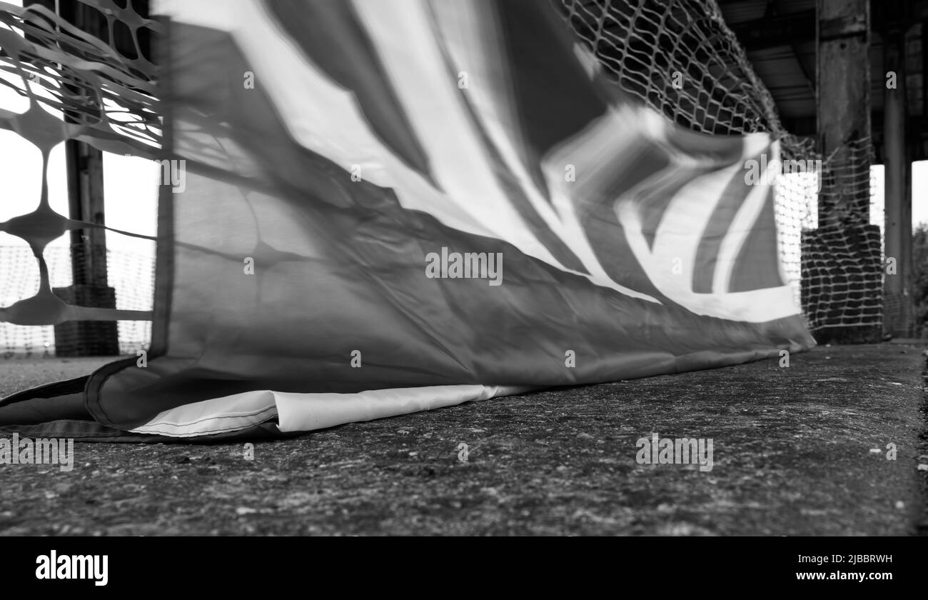 Union Bandiera e rotolo di plastica recinzioni al tramonto Foto Stock