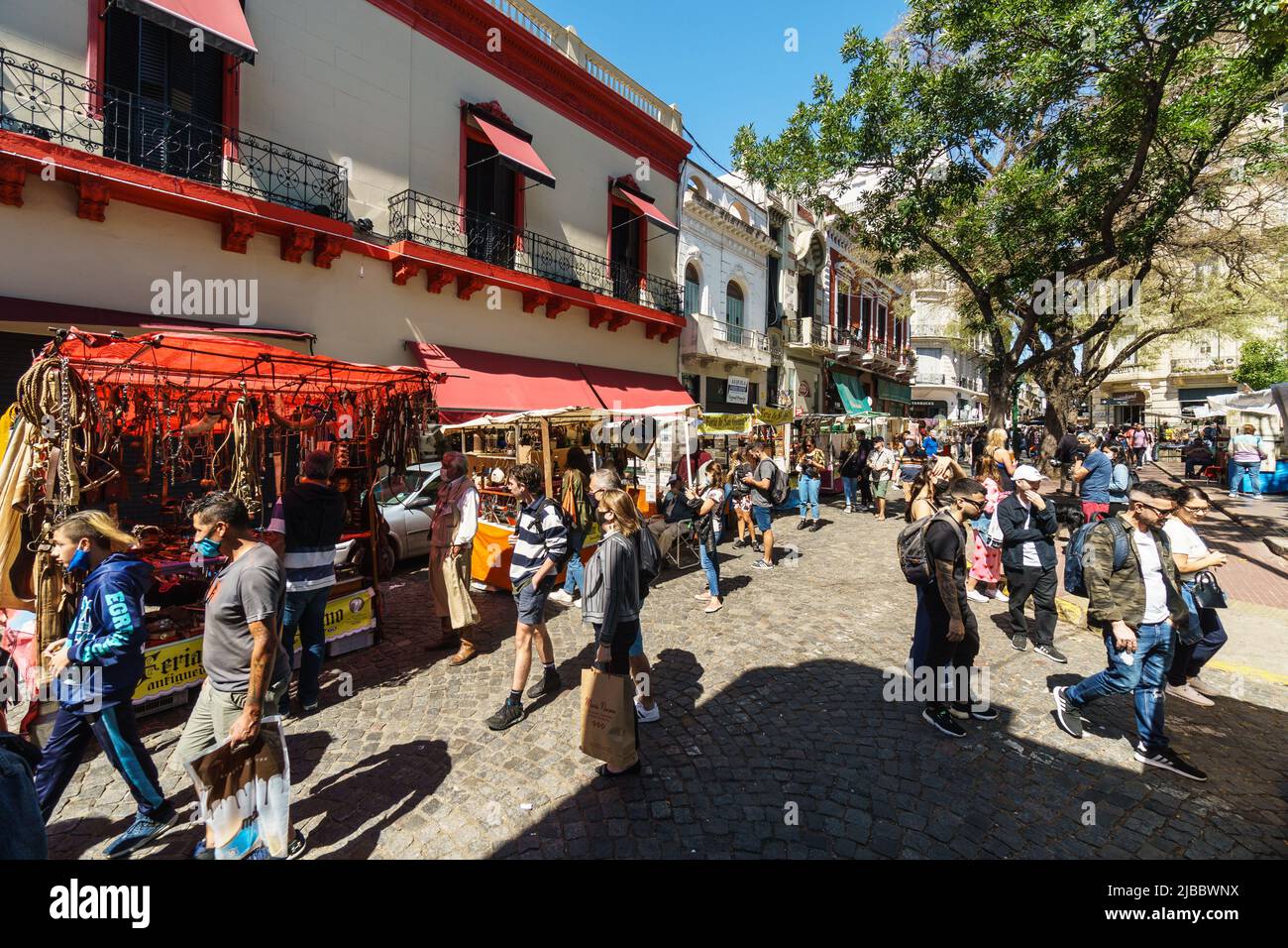 Buenos Aires, Argentina - Marzo 20 2022: Gente stoll intorno al mercato delle pulci di San Telmo Feria a Buenos Aires, capitale dell'Argentina. Foto Stock
