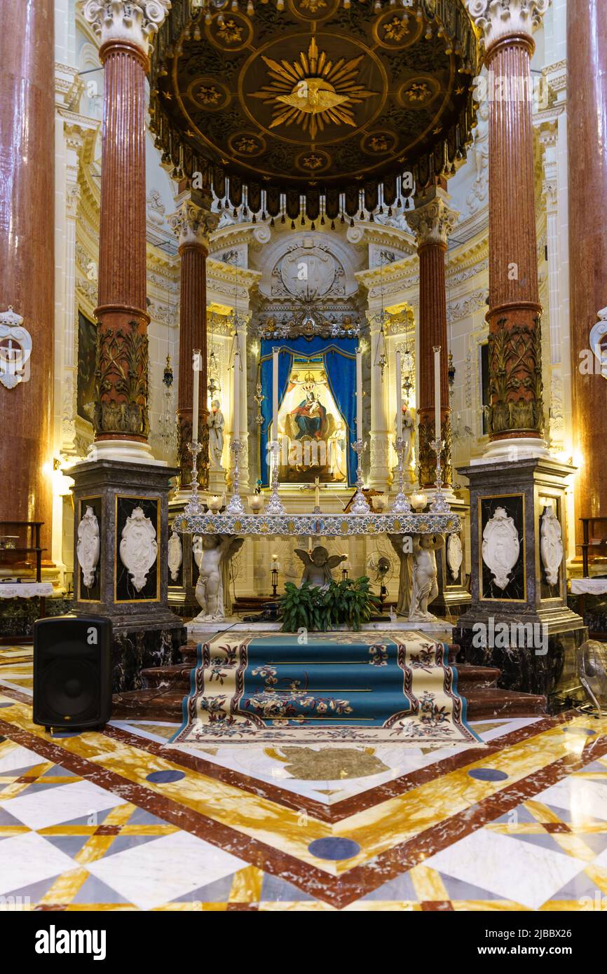 Valletta, Malta - Novembre 27 2021: Veduta interna della famosa Basilica di nostra Signora del Monte Carmelo nel centro storico medievale di Valletta che risale al Foto Stock