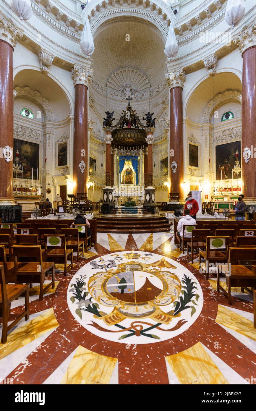 Valletta, Malta - Novembre 27 2021: Veduta interna della famosa Basilica di nostra Signora del Monte Carmelo nel centro storico medievale di Valletta che risale al Foto Stock