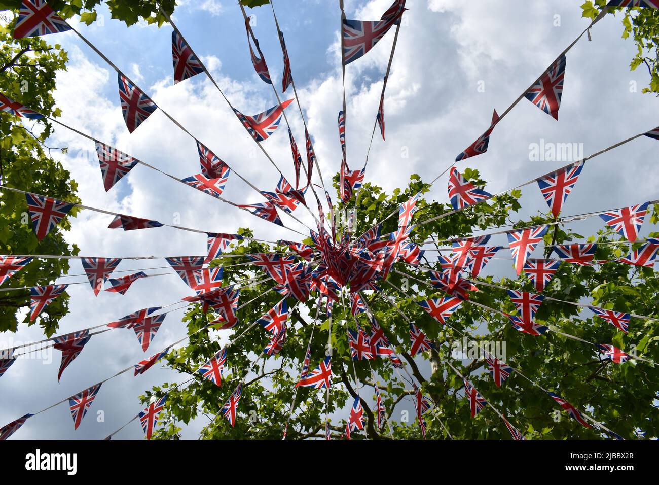 Union Jack si accatastano per il Giubileo del platino della Regina fuori dal Midsummer Place nel centro di Milton Keynes. Foto Stock