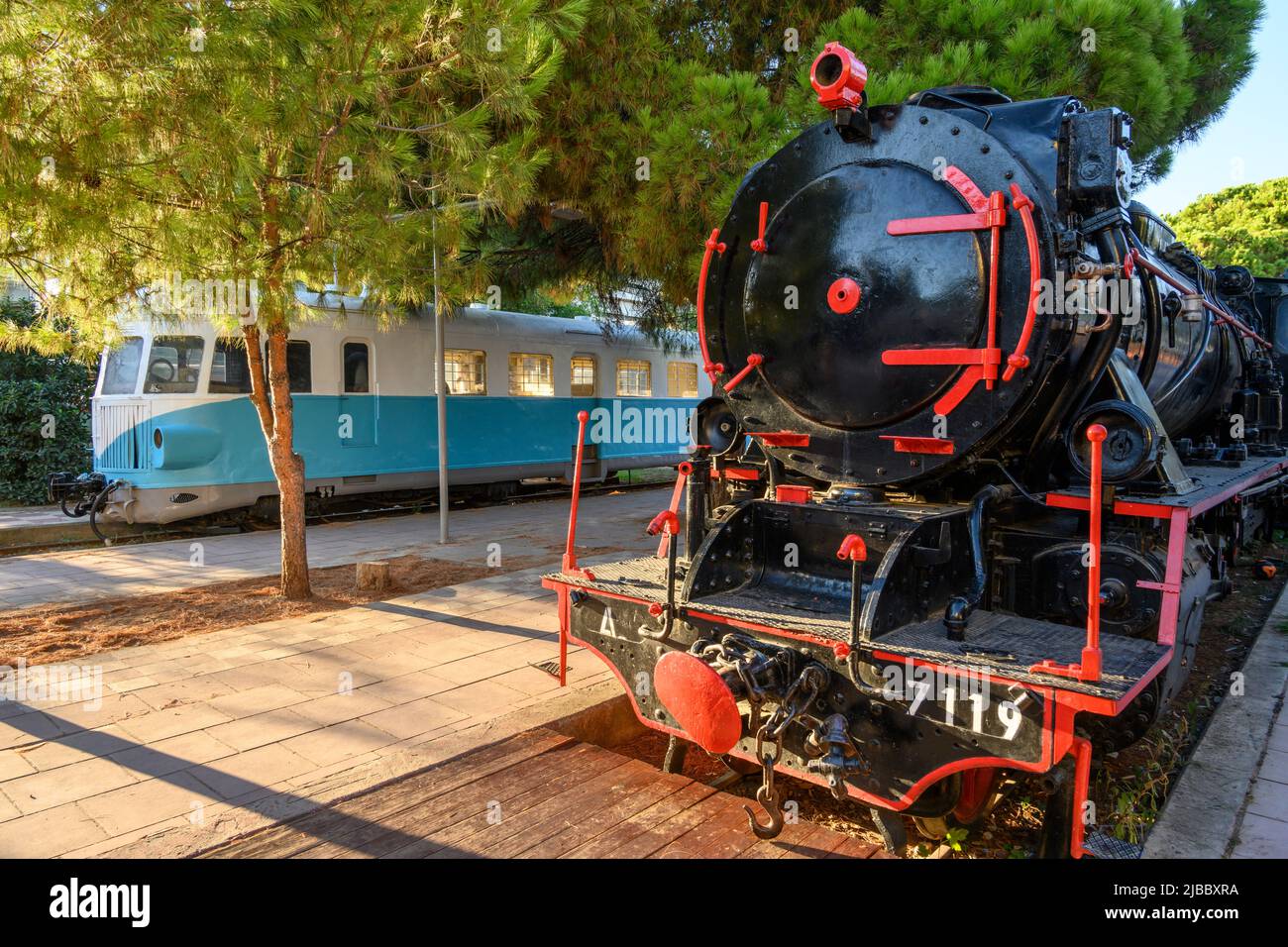 Treni vecchi nel Parco della Ferrovia Municipale di Kalamata, la vecchia stazione è ora un caffè, Kalamata, Messinia, Peloponneso, Grecia Foto Stock