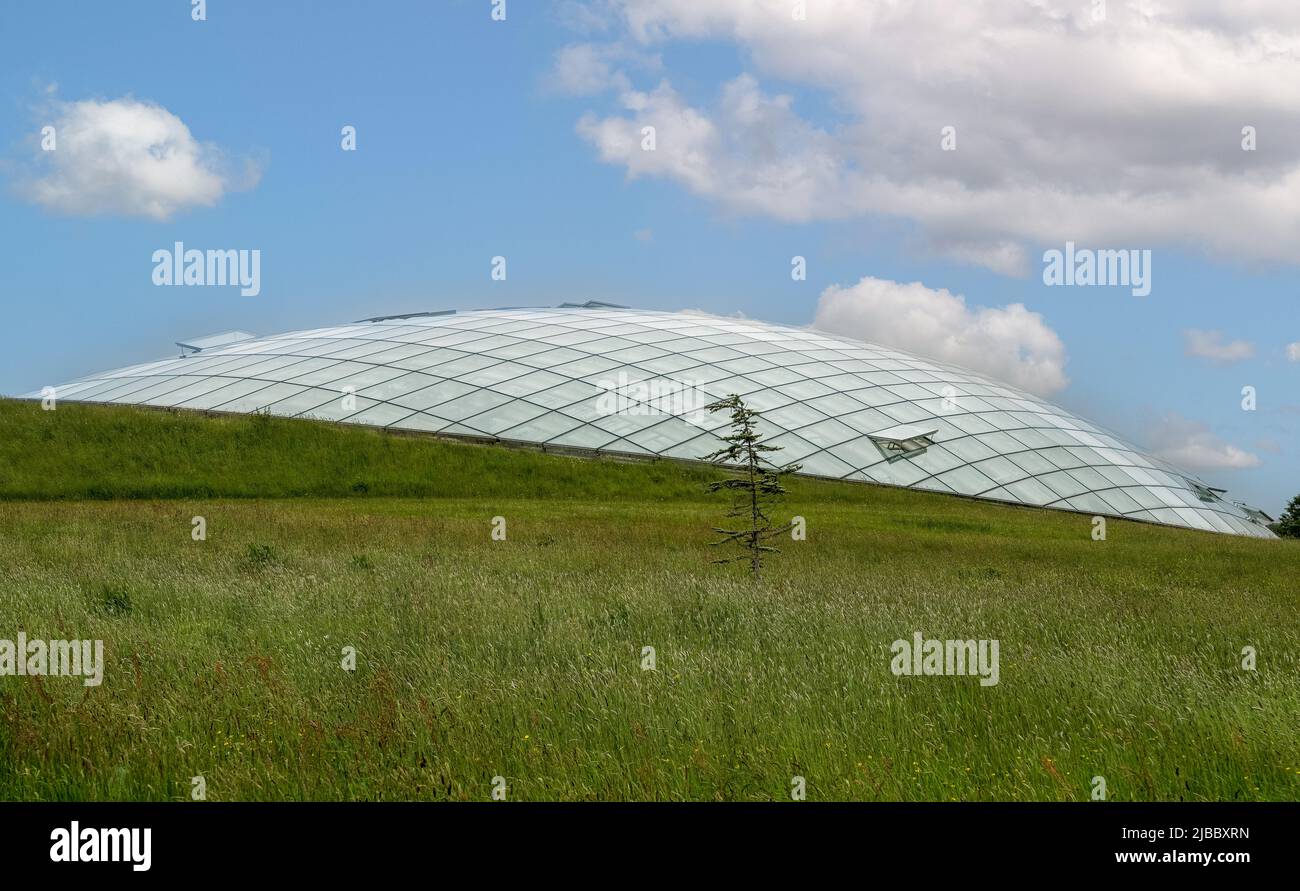 Futuristica cupola del giardino d'inverno di pannelli di vetro in travetti d'acciaio, adagiato su una collina. Wales Botanic Garden la più grande serra a campata singola del mondo Foto Stock
