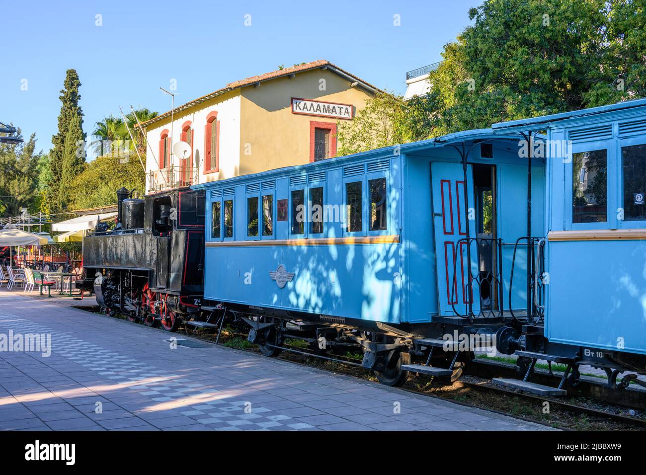 Vecchi treni e vagoni nel Parco della Ferrovia Municipale di Kalamata, la vecchia stazione è ora un caffè, Kalamata, Messinia, Peloponneso, Grecia Foto Stock