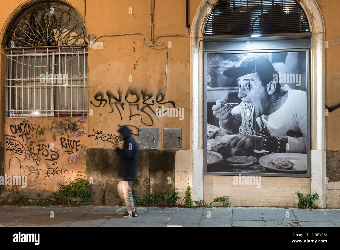 Una fotografia di un vecchio film italiano visualizzata in una finestra del ristorante che si affaccia sulla strada di Via Napoli in Repubblica, Roma, Italia. Foto Stock