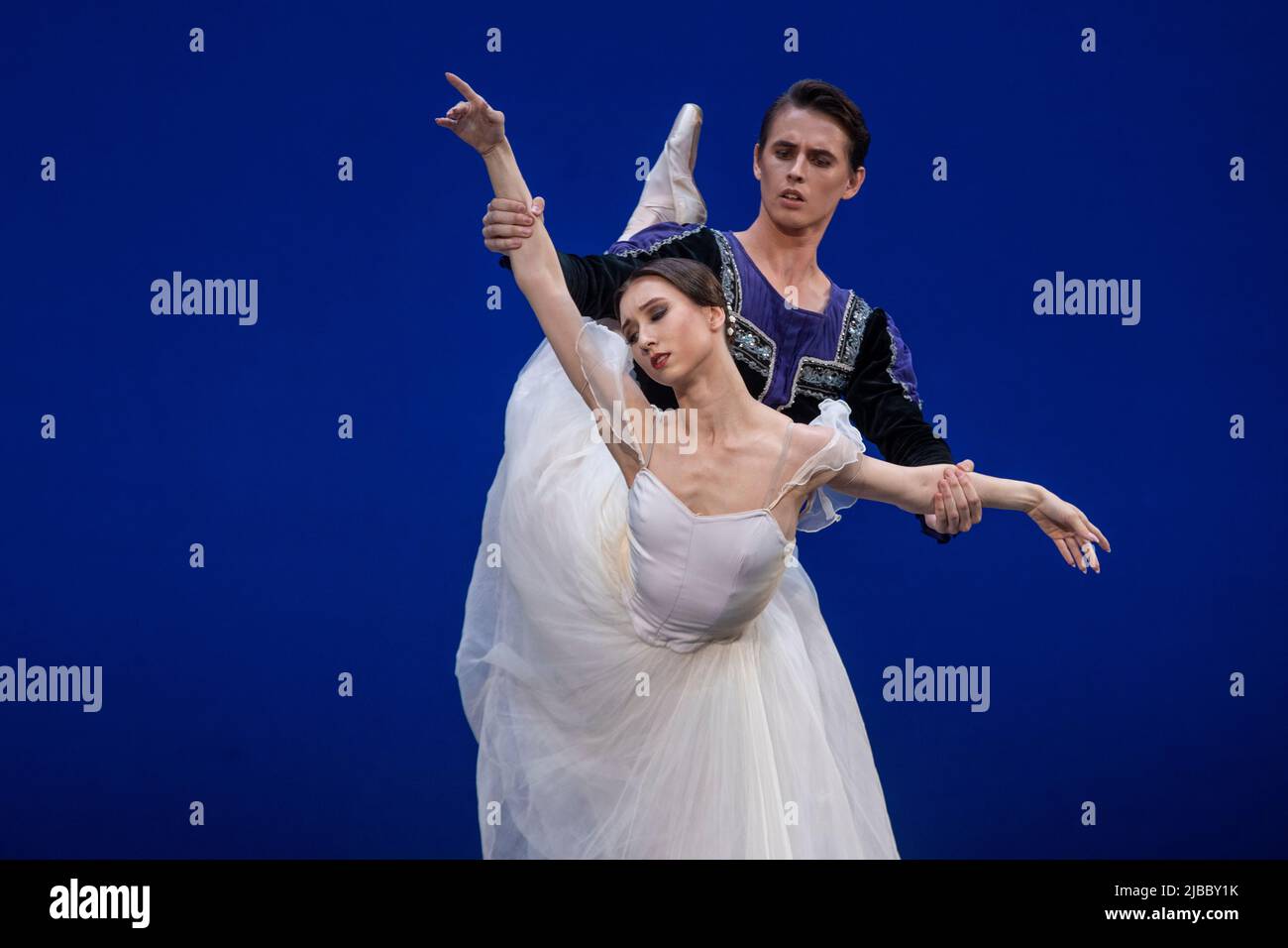 Mosca, Russia. 4th giugno 2022 Pugacheva Anastasia e Pugachev Artyom si esibiscono nel Pas de deux di Giselle e Albrecht dal balletto 'Giselle' durante il primo giorno della composizione del Concorso Internazionale di ballerini del Balletto del 14th al Teatro Bolshoi di Mosca, Russia. Nikolay Vinokurov/Alamy Live News Foto Stock