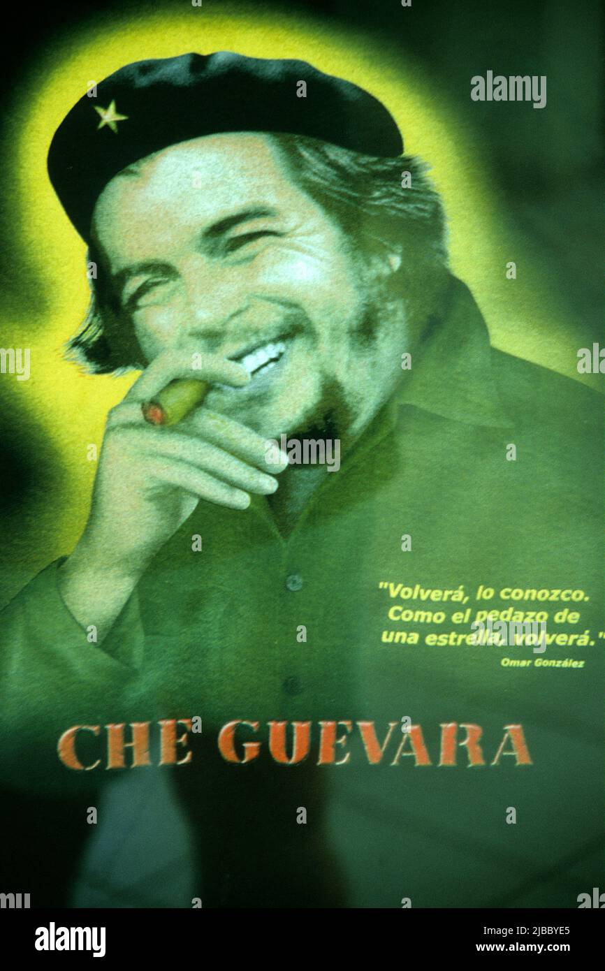 Propaganda rivoluzionaria, poster con Ernesto che Guevara e detti rivoluzionari nella città vecchia di l'Avana, Cuba, Caraibi Foto Stock