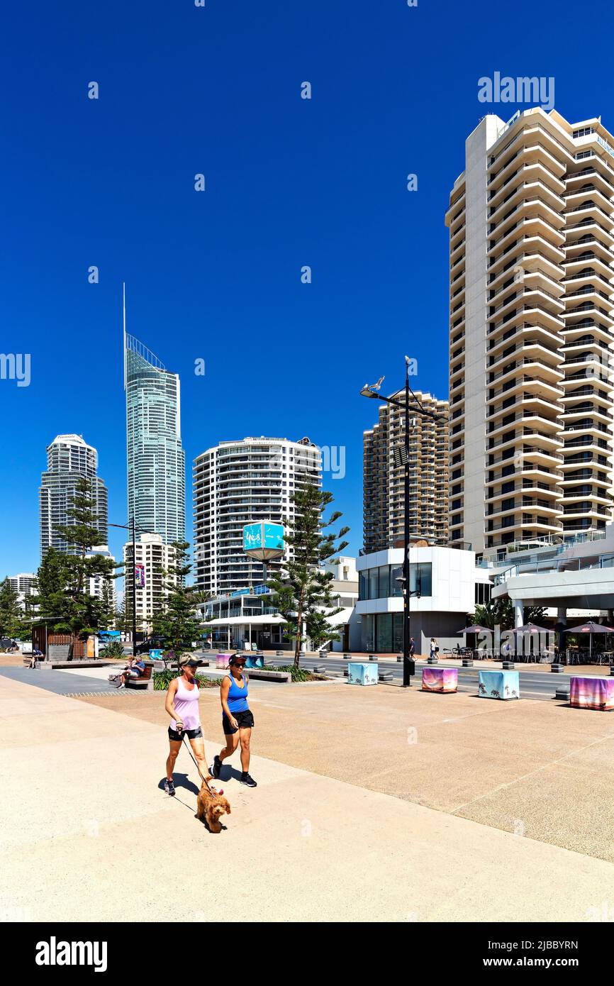 Queensland Australia / turisti e locali amano passeggiare l'Esplanade a Surfers Paradise Beach. Foto Stock