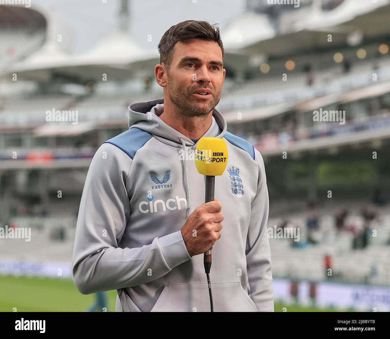 Londra, Regno Unito. 05th giugno 2022. James Anderson of England parla alla BBC Sport davanti al gioco di Day 4 Credit: News Images /Alamy Live News Foto Stock