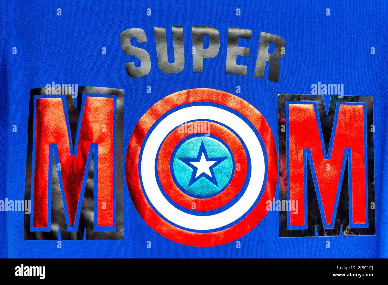 Super Mum T-shirt con il logo di Captain America. Vista frontale della merce in un negozio di articoli da regalo. Universal Studios Florida è un luogo famoso e un maj Foto Stock