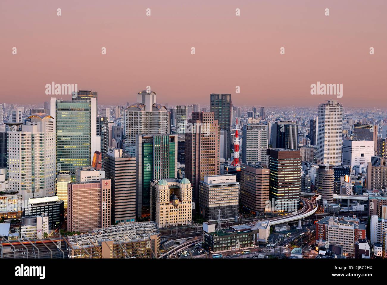 Giappone. Kansai. Osaka. Il quartiere finanziario degli affari al tramonto Foto Stock