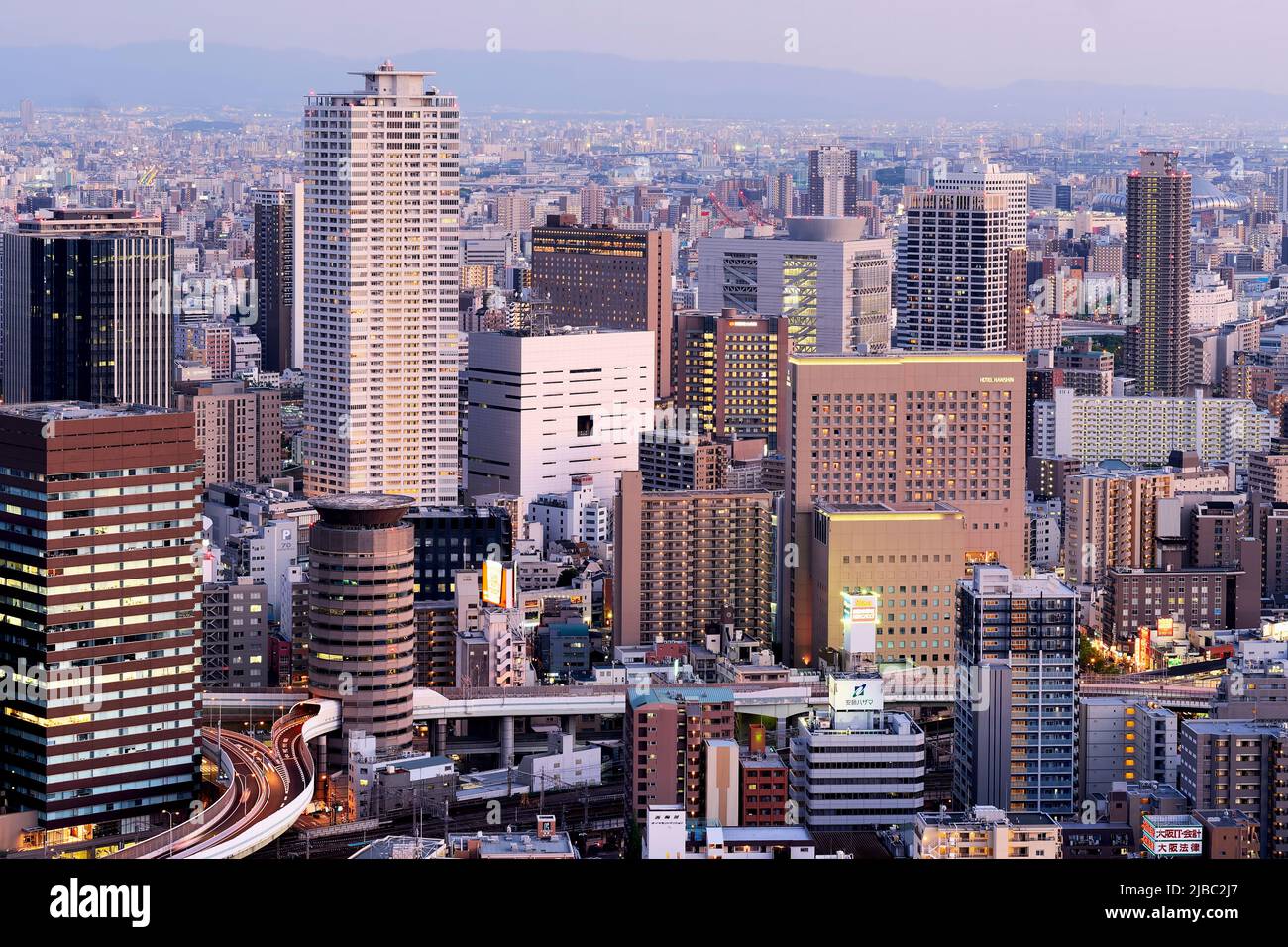 Giappone. Kansai. Osaka. Il quartiere finanziario degli affari al tramonto Foto Stock