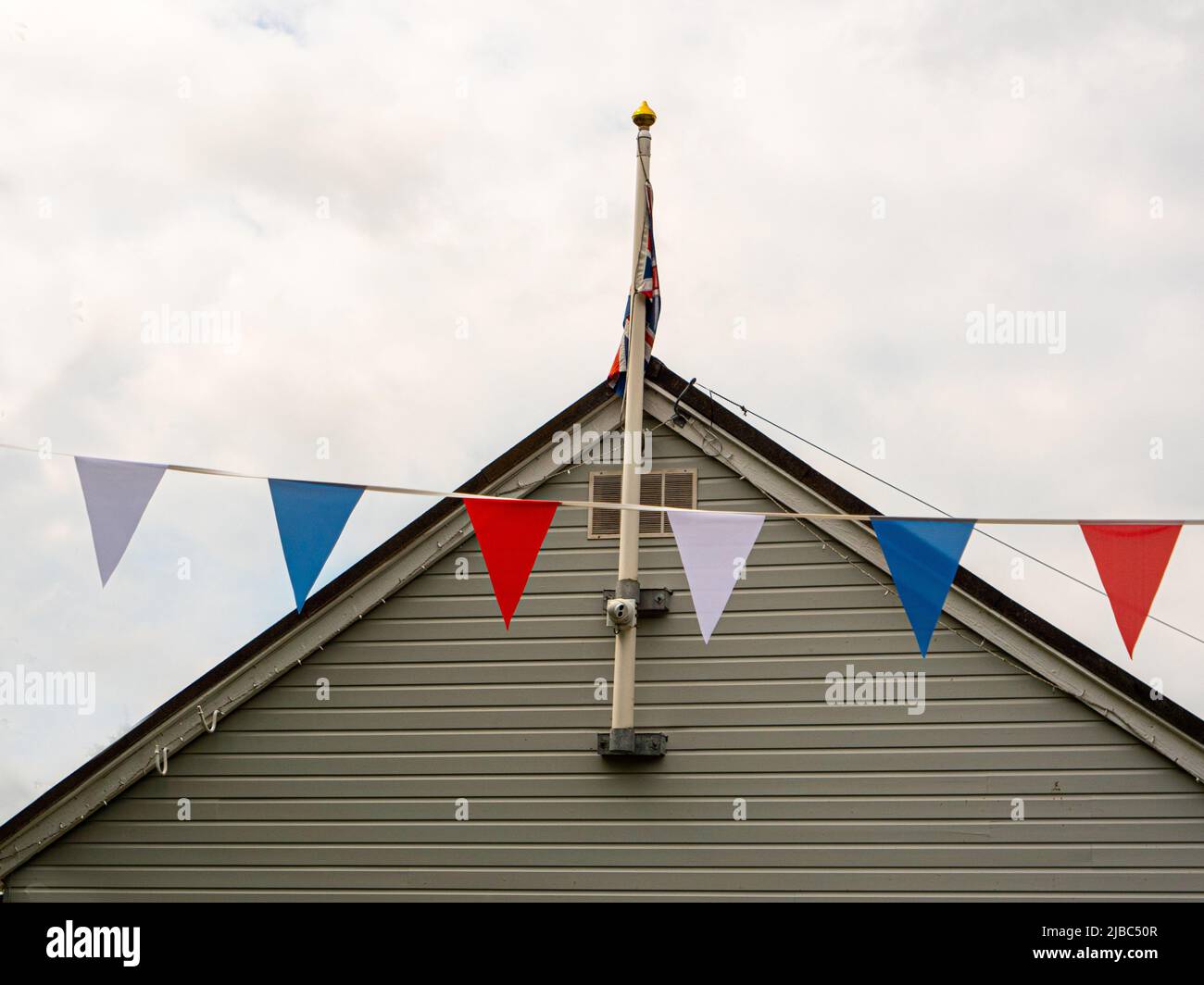 Una sala villaggio in Oxfordshire decorato con conigli per le celebrazioni del Giubileo del platino del Queens Foto Stock