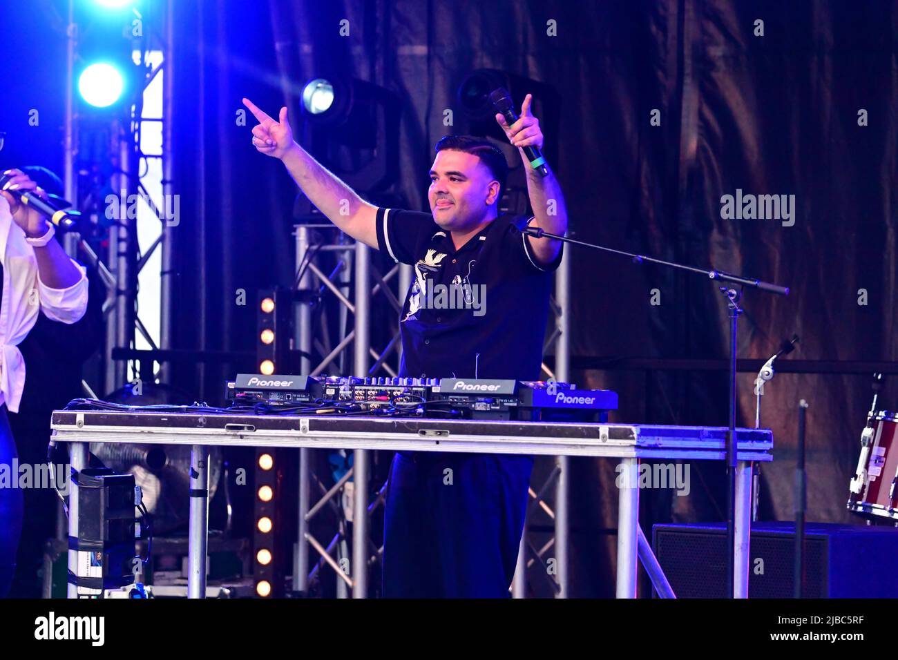 Naughty Boy DJ, produttore di musica noto a livello internazionale, ha la sua musica sul palco durante le celebrazioni della sua città natale a Watford, in Inghilterra. Foto Stock