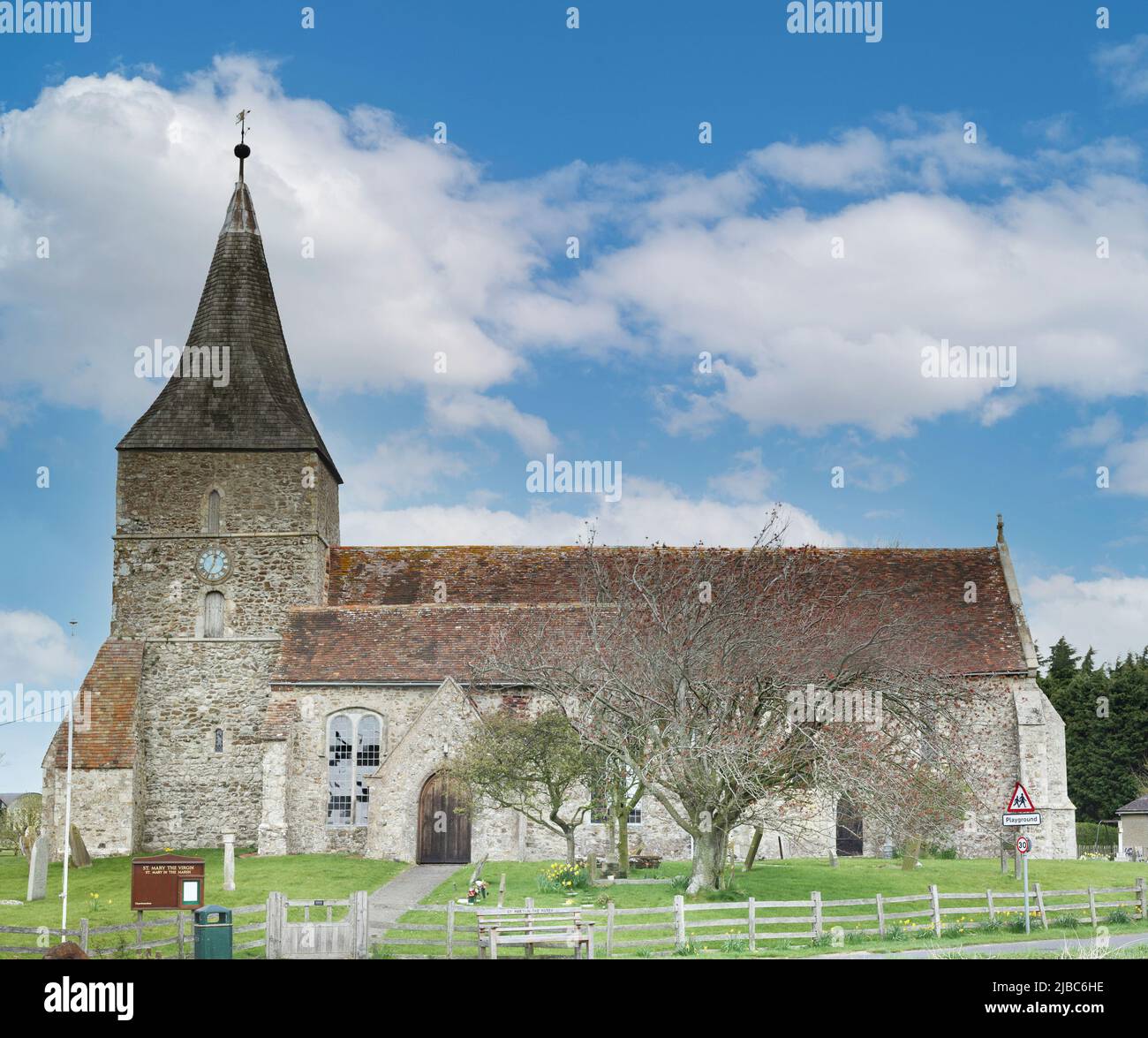 La chiesa di Santa Maria Vergine fu costruita dai Normanni nel XII secolo e sorge nel cuore di Santa Maria nella palude, un villaggio di Romney Marsh. Foto Stock