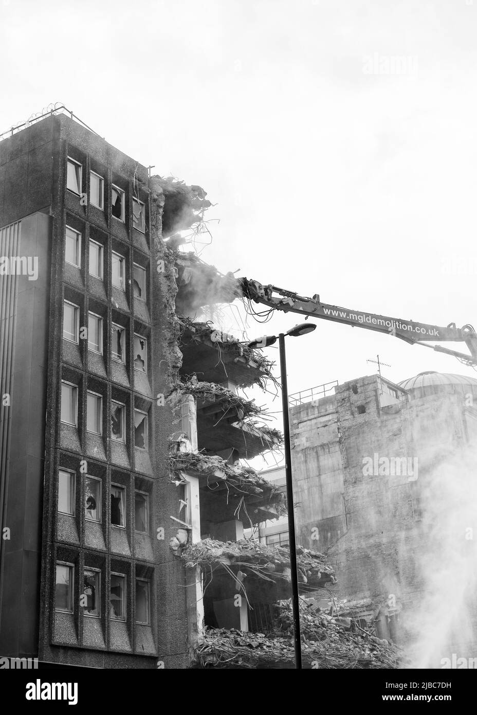 Newcastle upon Tyne Regno Unito: 30th maggio 2022: Commercial Union House demolizione su Pilgrim Street. Vecchi blocchi brutti della torre dell'ufficio che ottengono tirati giù Foto Stock