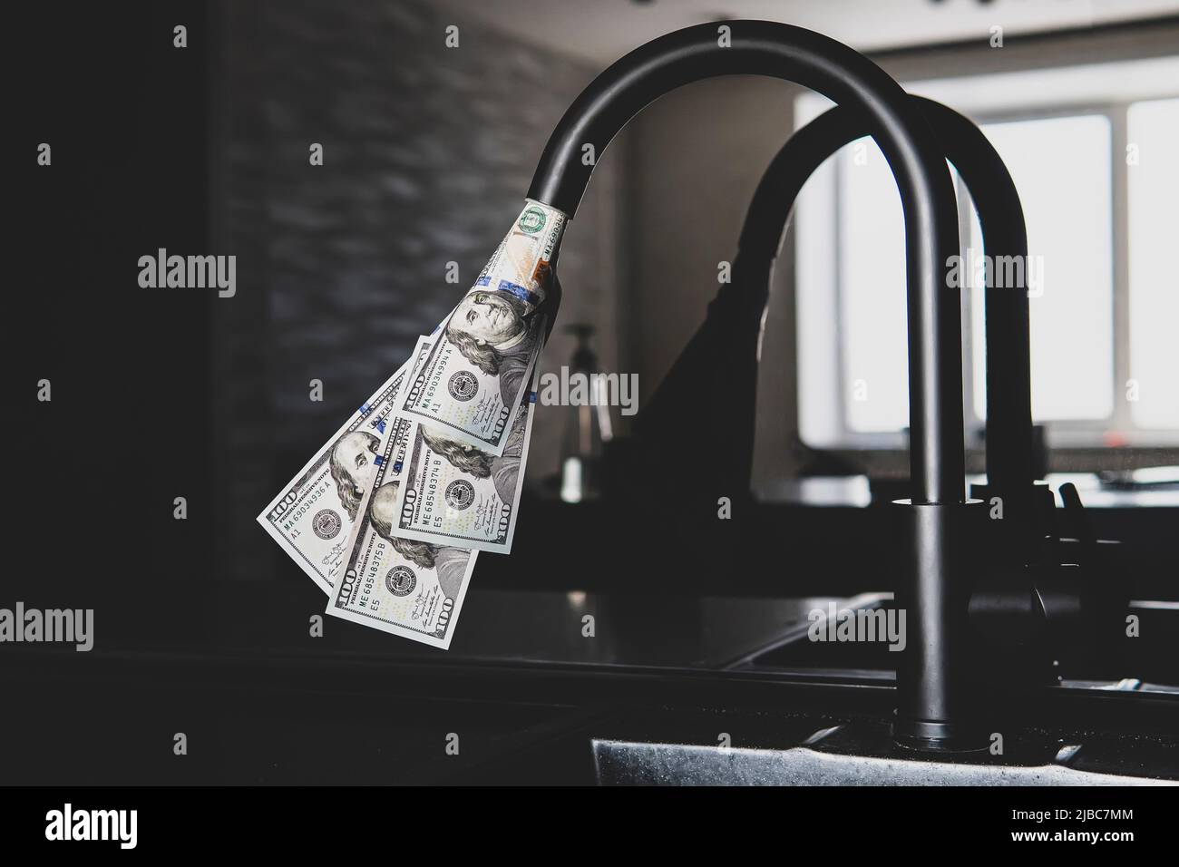 Tocca con i dollari che ne fuoriescono. Approvvigionamento di acqua costoso. Il concetto di aumentare il prezzo dei servizi pubblici per la popolazione. Caldo costoso Foto Stock