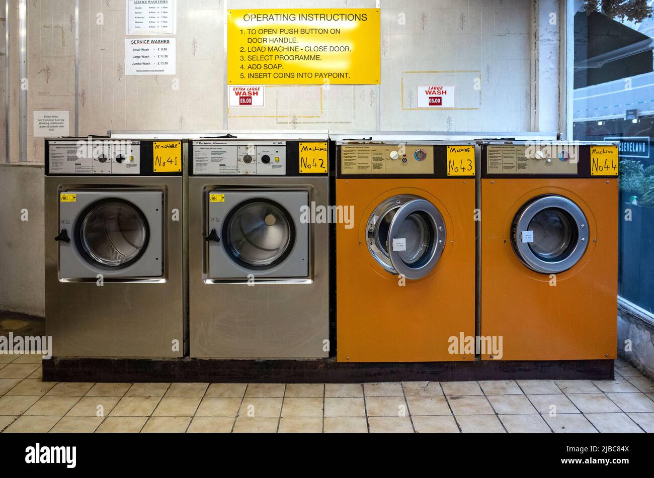 Lavatrici a gettoni a Launderette, situata a Fitzrovia, nel centro di Londra. Foto Stock