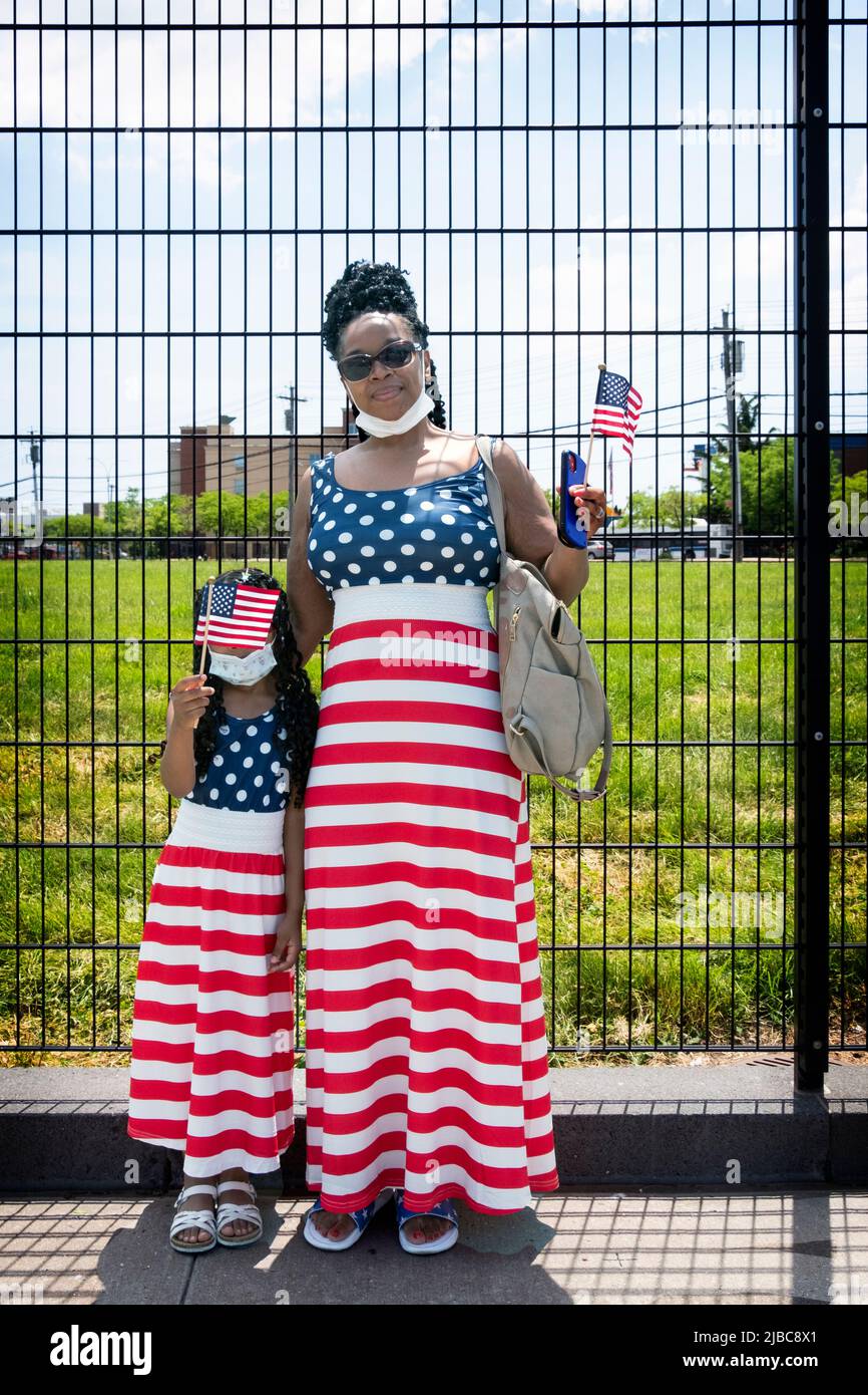 Ritratto di una madre e di sua figlia in abiti corrispondenti prima dell'inizio della Memorial Day Parade a College Point, Queens, New Yor. Foto Stock