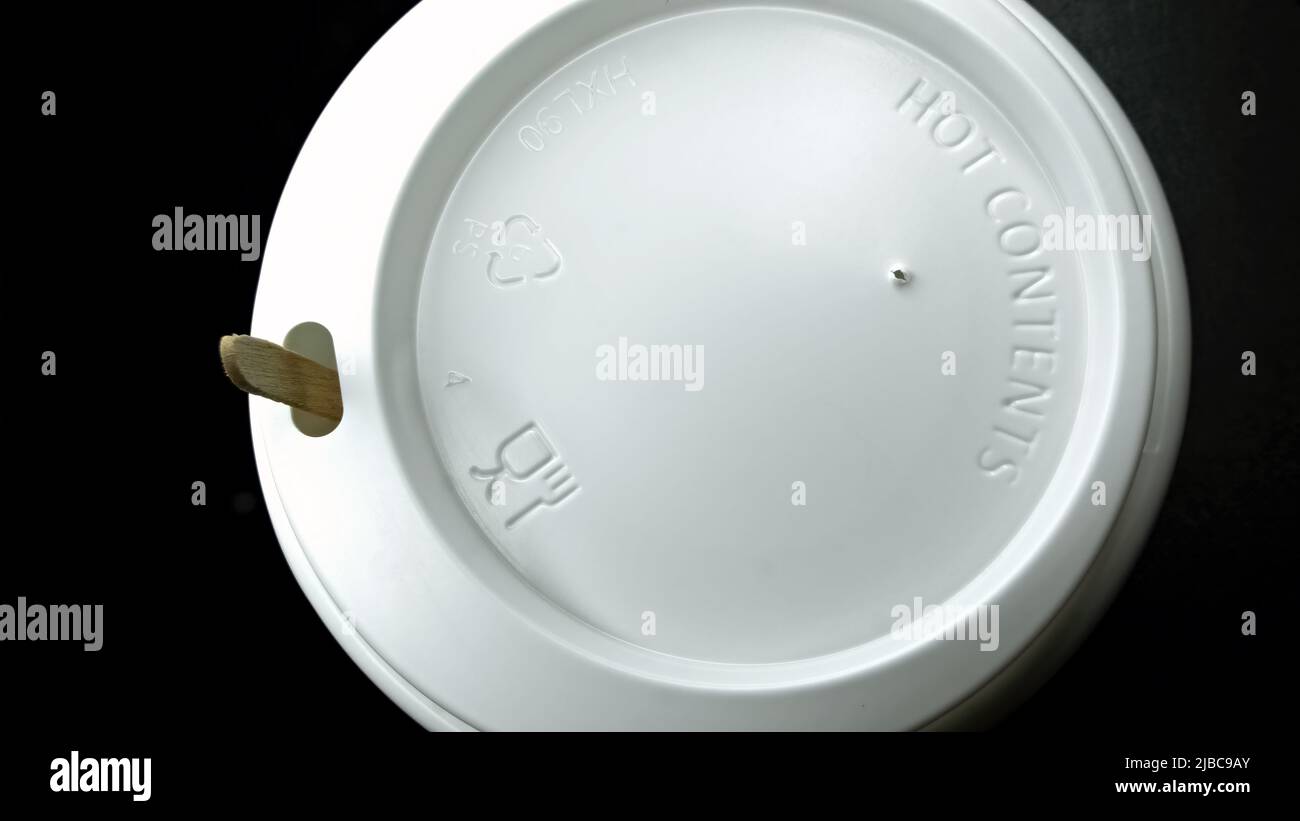 Tazza di carta monouso con coperchio in plastica bianca, "A CONTATTO CALDO" in rilievo. Foto Stock