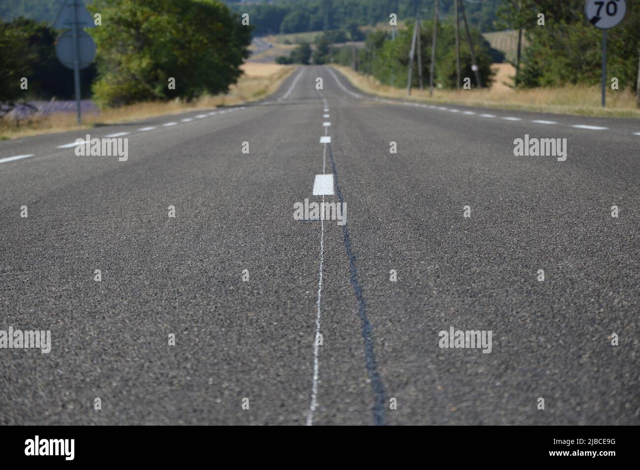Lunga strada asfaltata in campagna Foto Stock