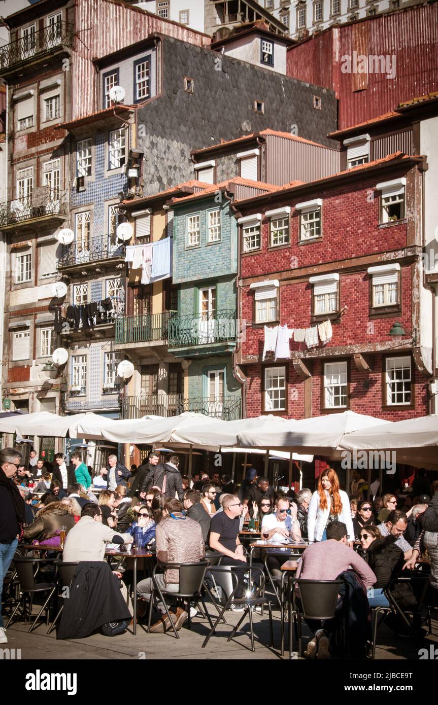 Vista sulla città di Porto in Portogallo sulle rive del fiume Douro Foto Stock