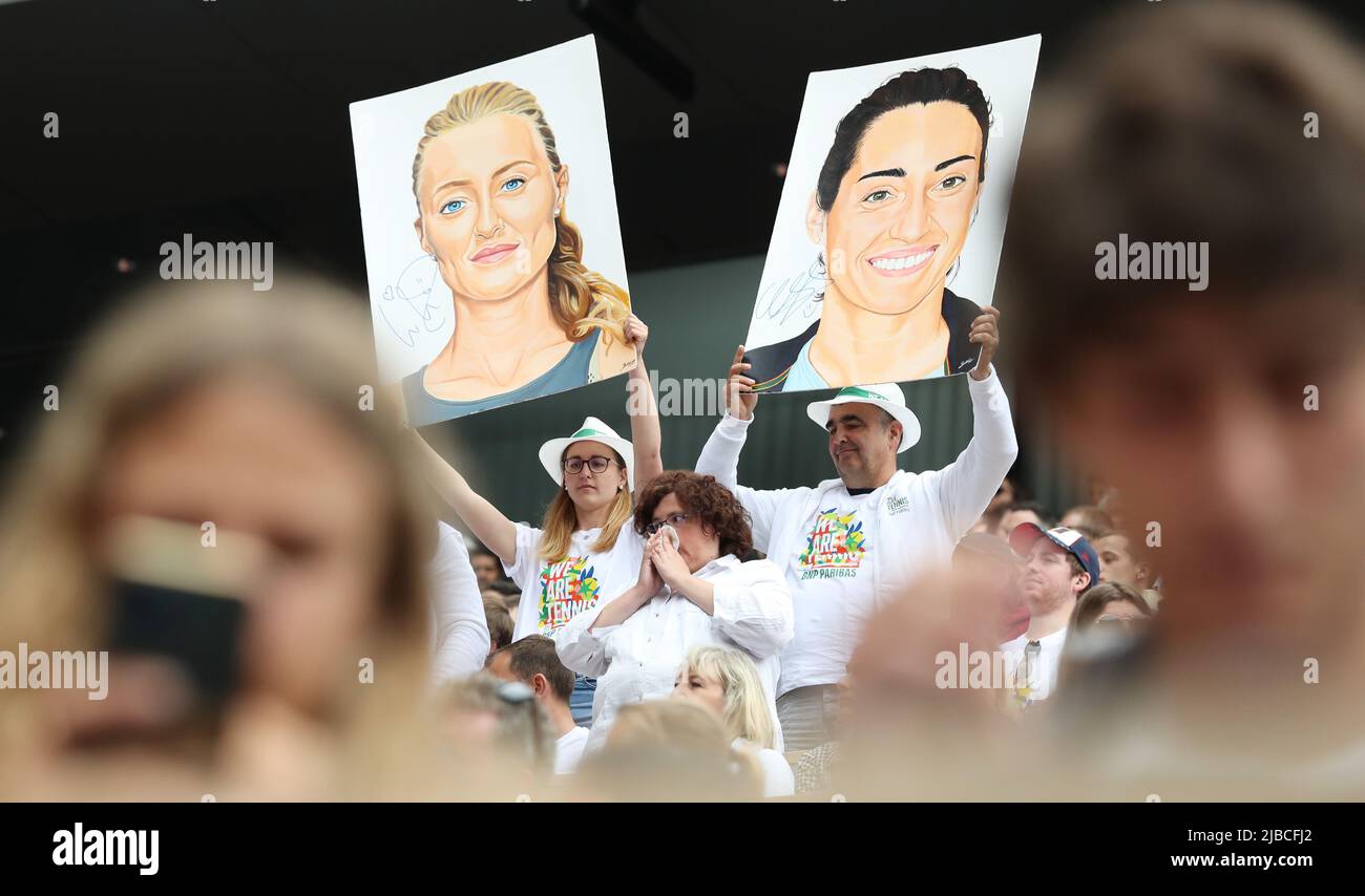 Parigi, Francia. 5th giugno 2022. I sostenitori di Kristina Mladenovic/Caroline Garcia di Francia hanno le loro foto durante la finale femminile del doppio al torneo di tennis del French Open al Roland Garros di Parigi, Francia, 5 giugno 2022. Credit: Gao Jing/Xinhua/Alamy Live News Foto Stock
