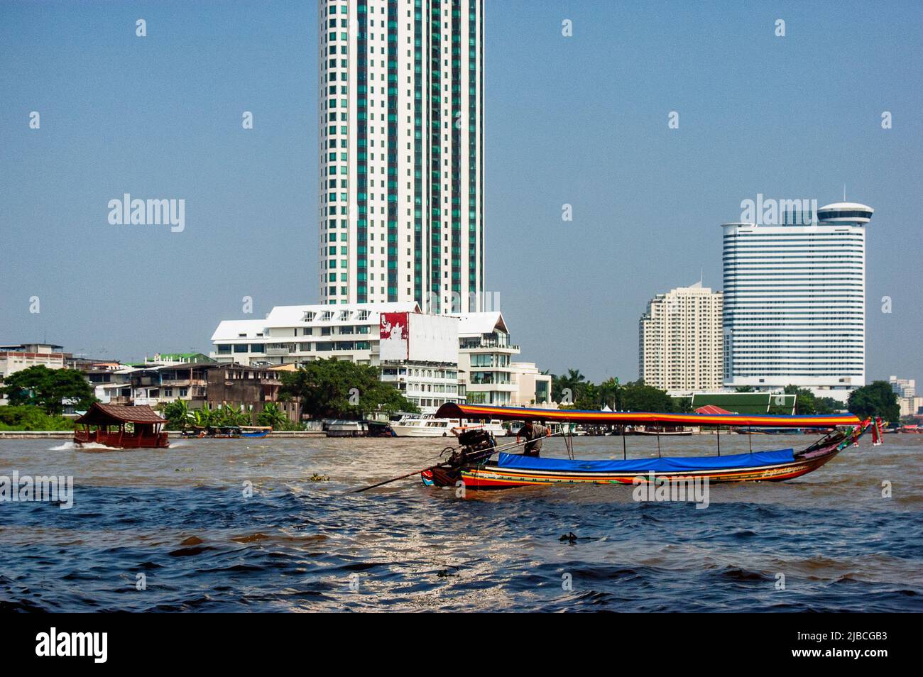 Barca a coda lunga sul fiume Chao Phraya, Bangkok, Thailandia Foto Stock