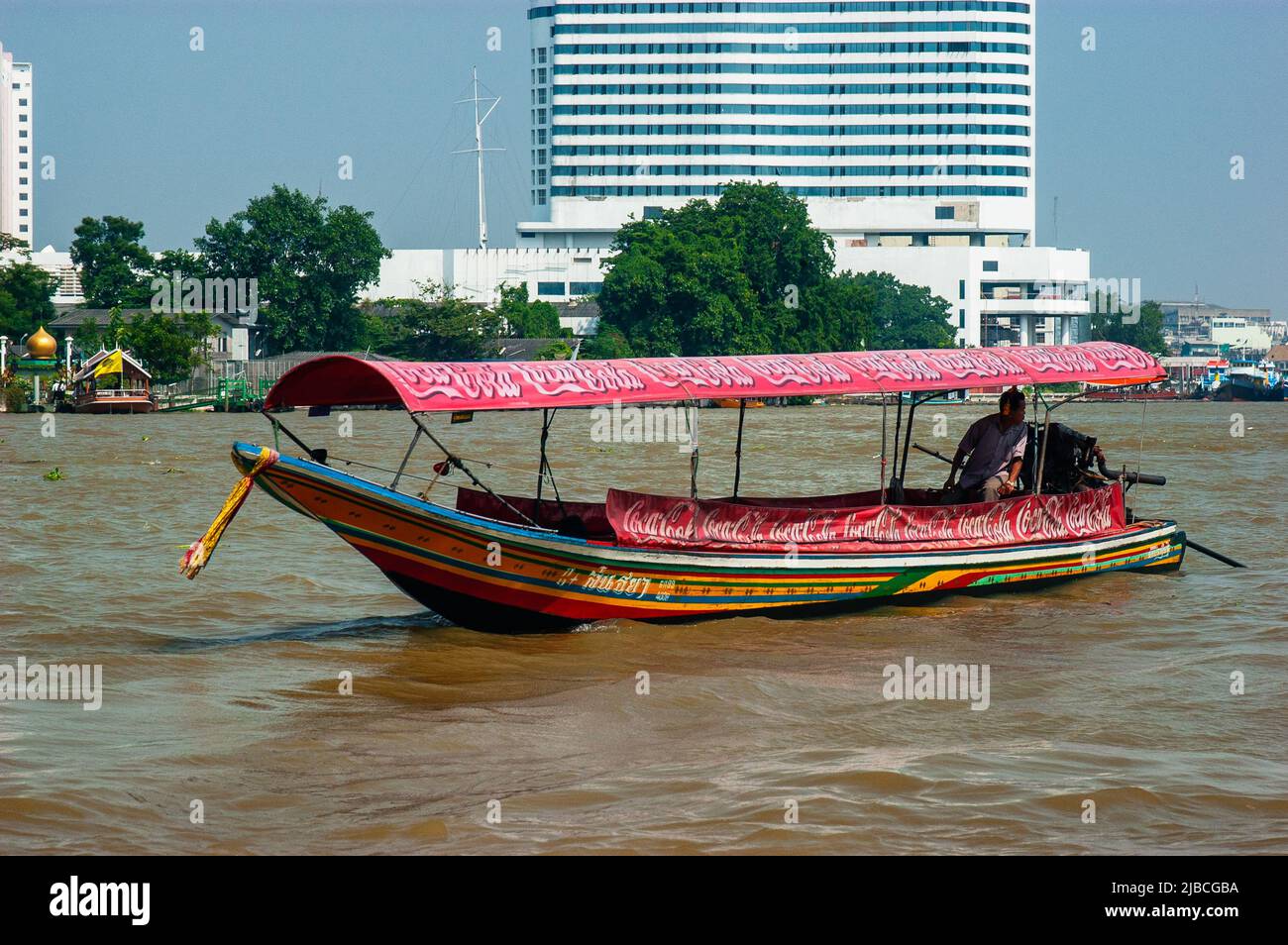 Barca a coda lunga sul fiume Chao Phraya, Bangkok, Thailandia Foto Stock