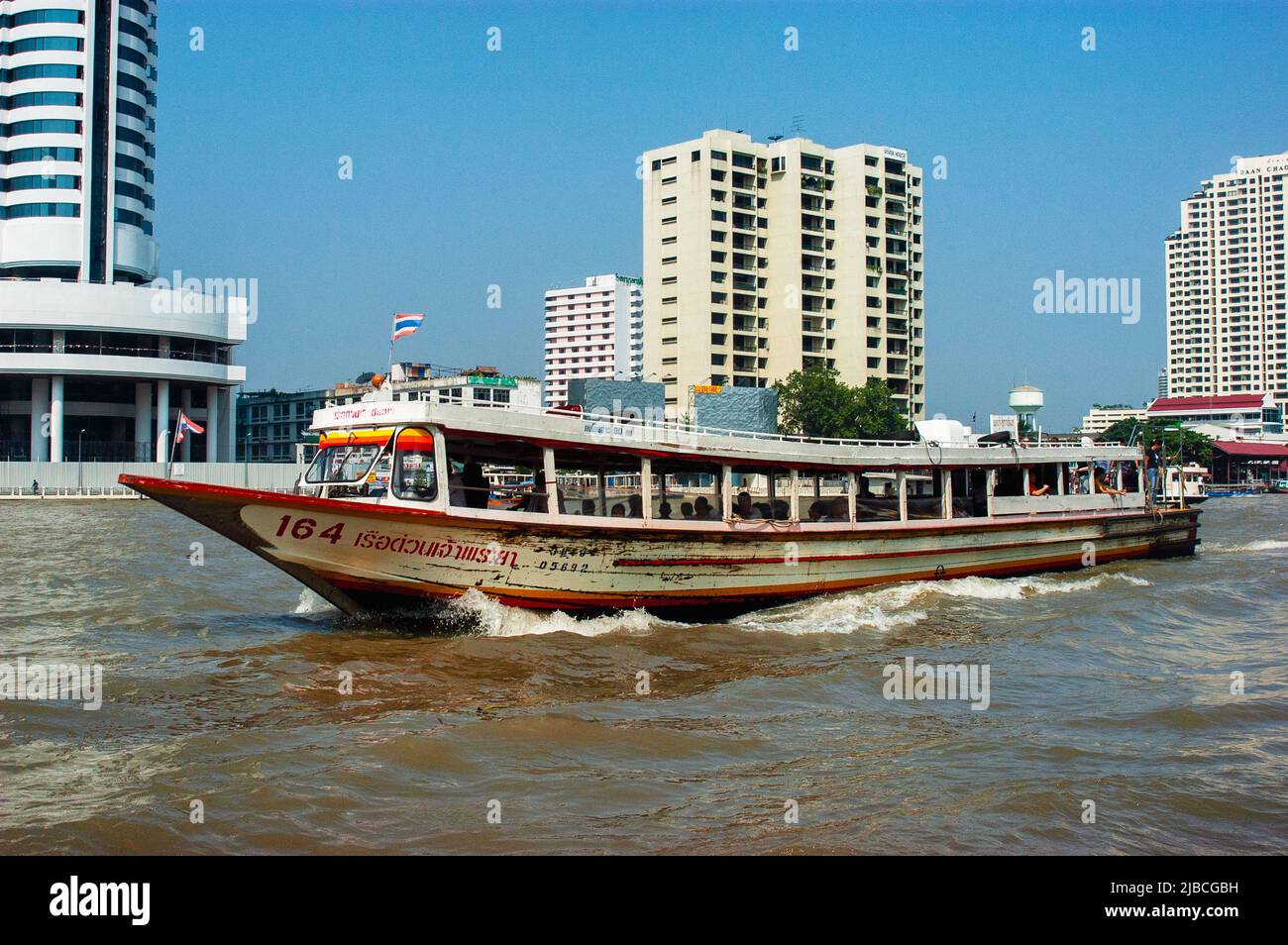 Barca a coda lunga sul fiume Chao Phraya, Bangkok, Thailandia Foto Stock