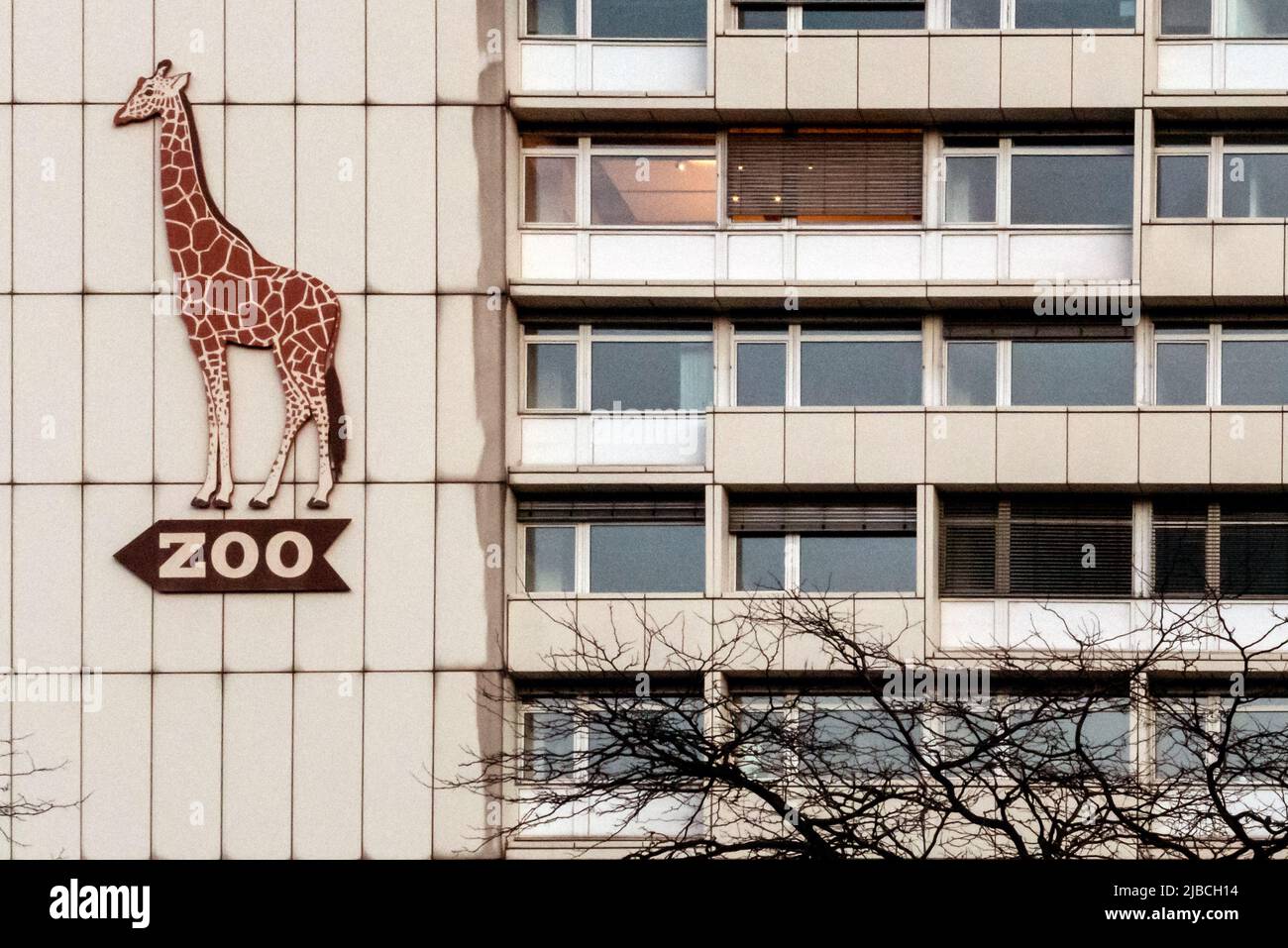 Berlino, marzo 25th 2019: Segnaletica per lo Zoo di Berlino in un isolato del centro città Foto Stock