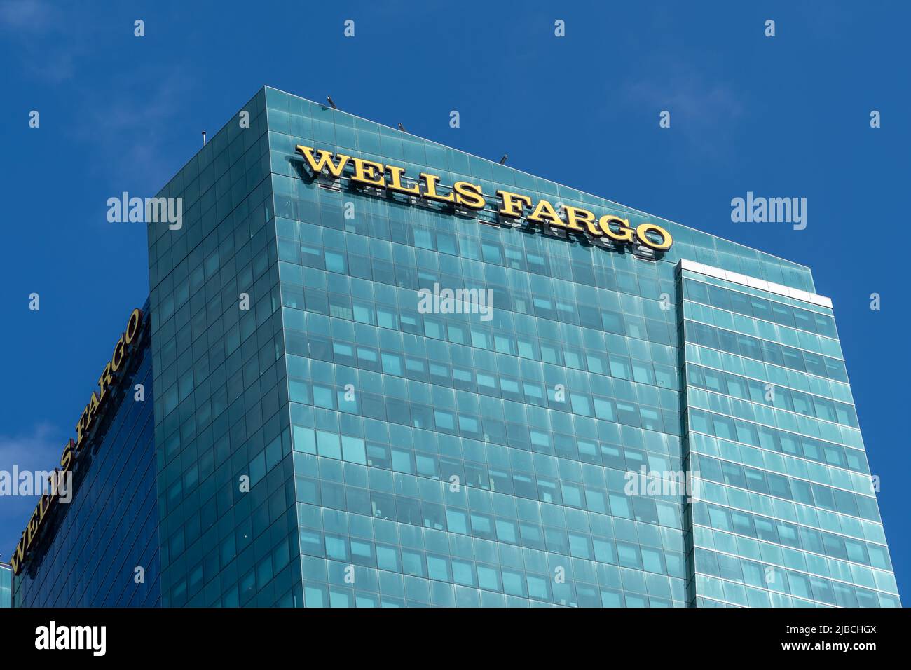 Miami, FL, USA - 2 gennaio 2022: Cartello Wells Fargo sull'edificio Wells Fargo Center di Miami, FL, USA. Foto Stock