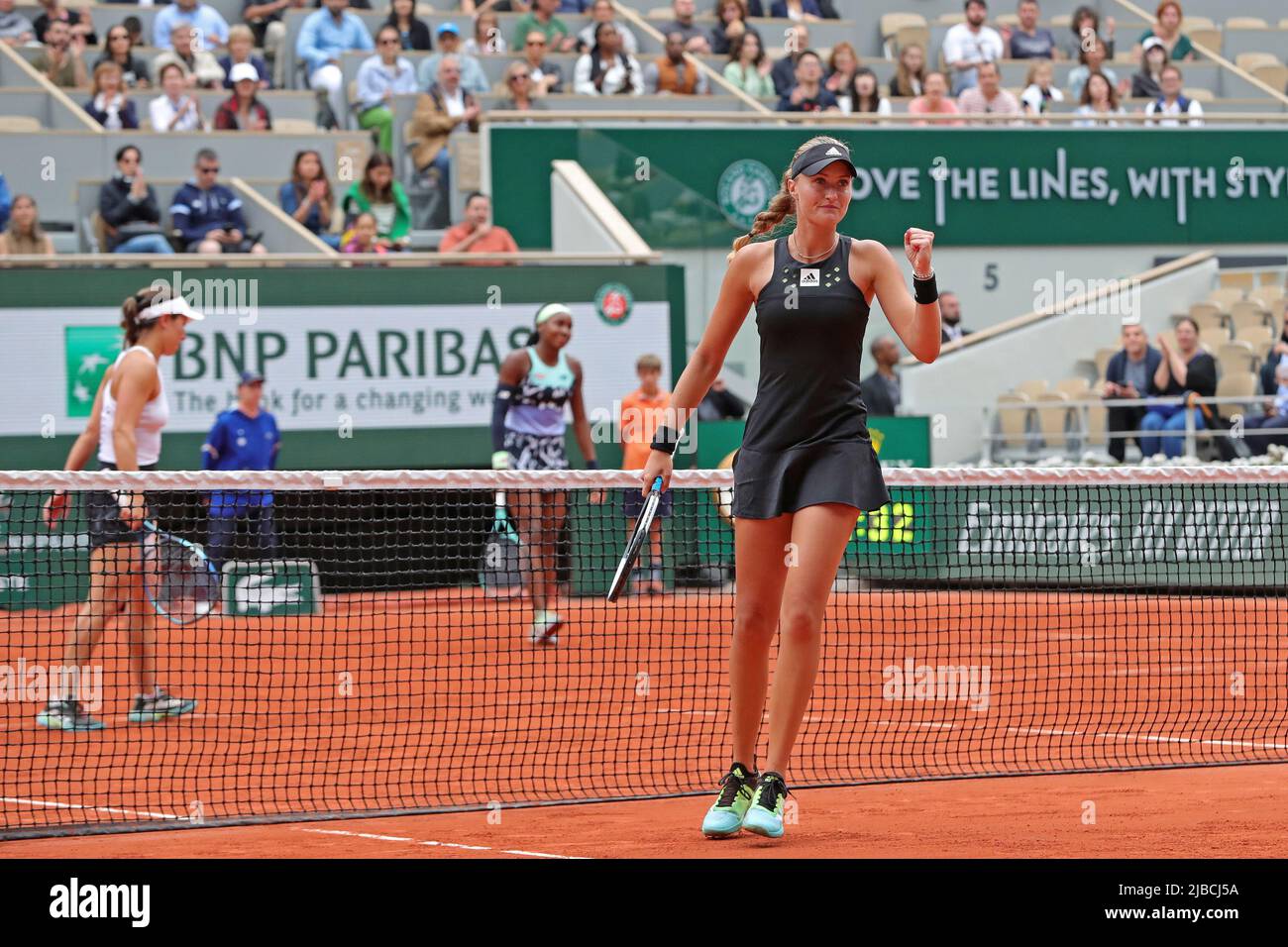 5th giugno 2022; Roland Garros, Parigi, Francia: Torneo Open di tennis  francese, finale Womens Doubles; Kristina Mladenovic celebra la vittoria di  un punto e l'avvicinamento al titolo Foto stock - Alamy