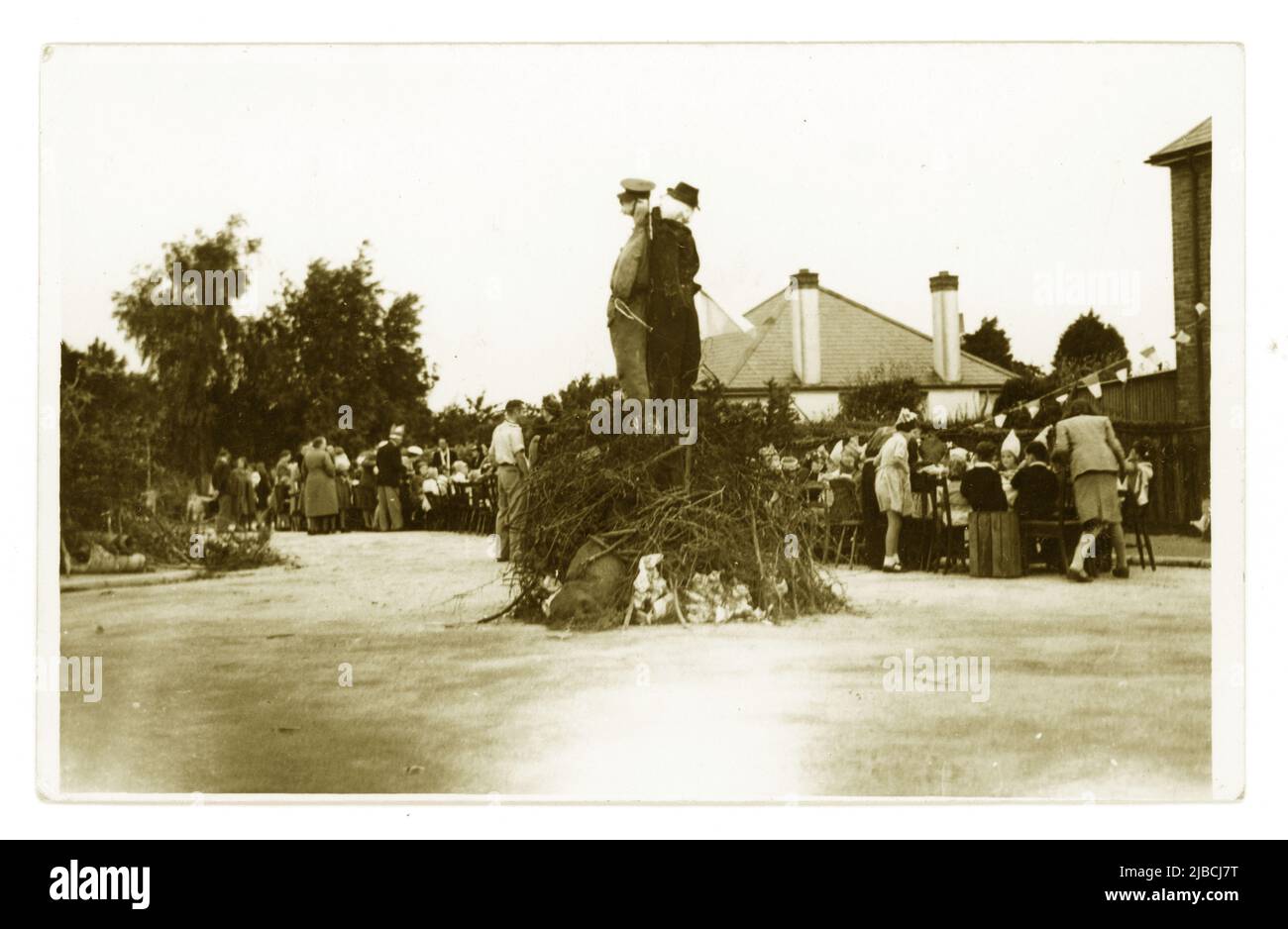 Foto originale della famiglia dell'era della seconda Guerra Mondiale di un'effigie di Hitler e Mussolini durante una festa di strada "Victory Over Japan Day" (V.J. Day) / Victory in Japan Day in un sobborgo britannico. Il 15 agosto è il V-J Day ufficiale per il Regno Unito, mentre la commemorazione ufficiale degli Stati Uniti è il 2 settembre. Questa festa di strada ha avuto luogo 2 giorni dopo, un venerdì, datato 17 agosto 1945, Regno Unito Foto Stock
