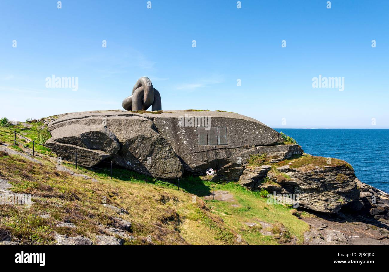 Una corona di fiori in fondo al monumento Broken Chain nel sobborgo di Kvernevik, Stavanger, Norvegia, maggio 2018 Foto Stock