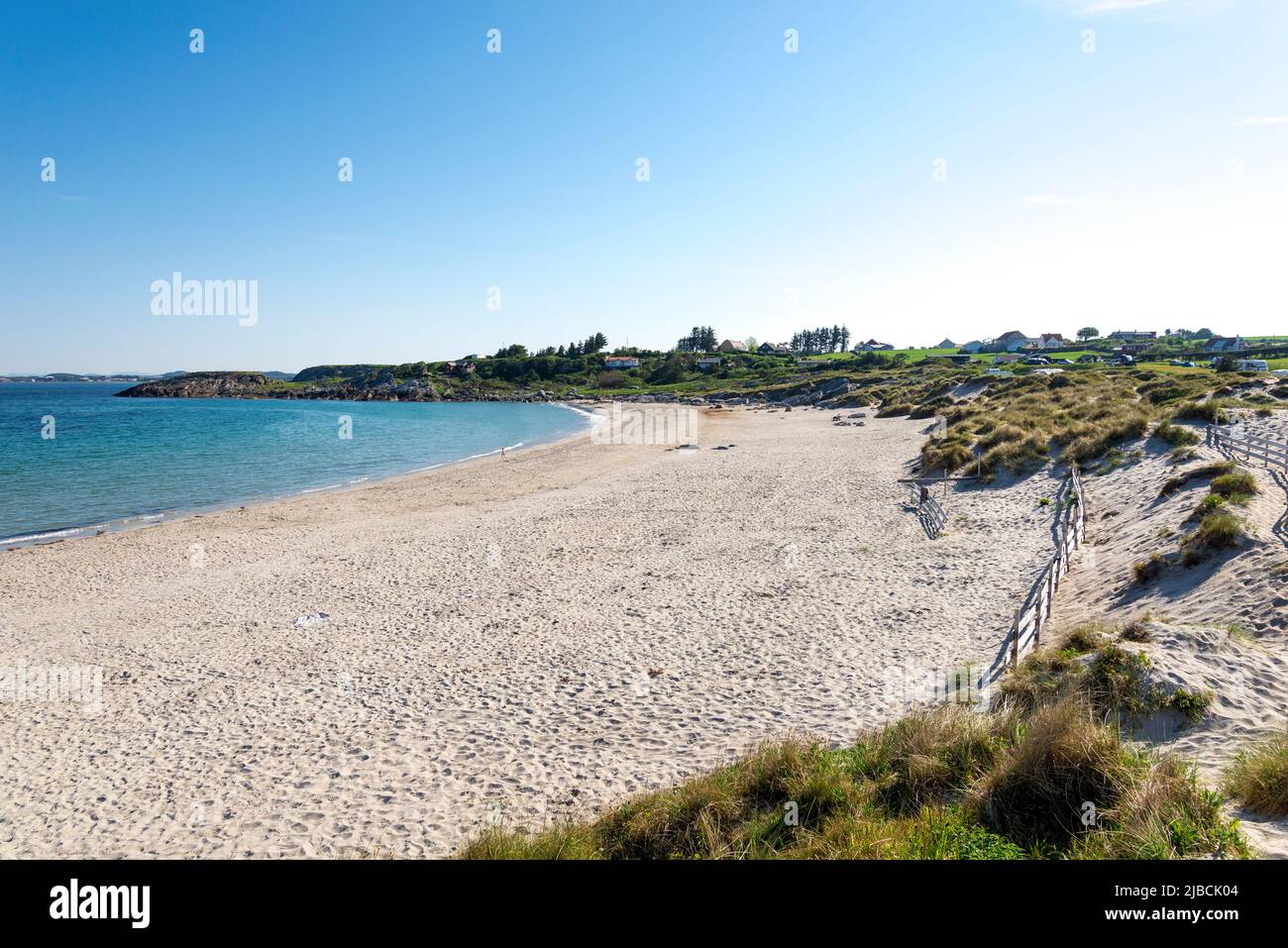 Bellissima spiaggia di Olberg con acqua bassa sicura per i bambini che nuotano all'inizio della stagione estiva, Stavanger, Norvegia, maggio 2018 Foto Stock