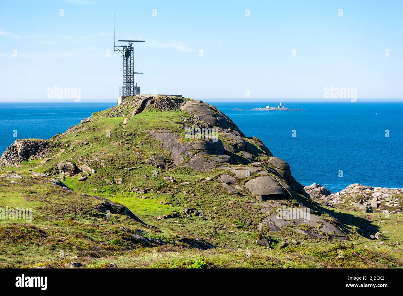 Vista sul mare del Nord e sull'isola del faro di Feistein da un trekking tra le spiagge di Hellesto e Vigdel, Stavanger, Norvegia, maggio 2018 Foto Stock