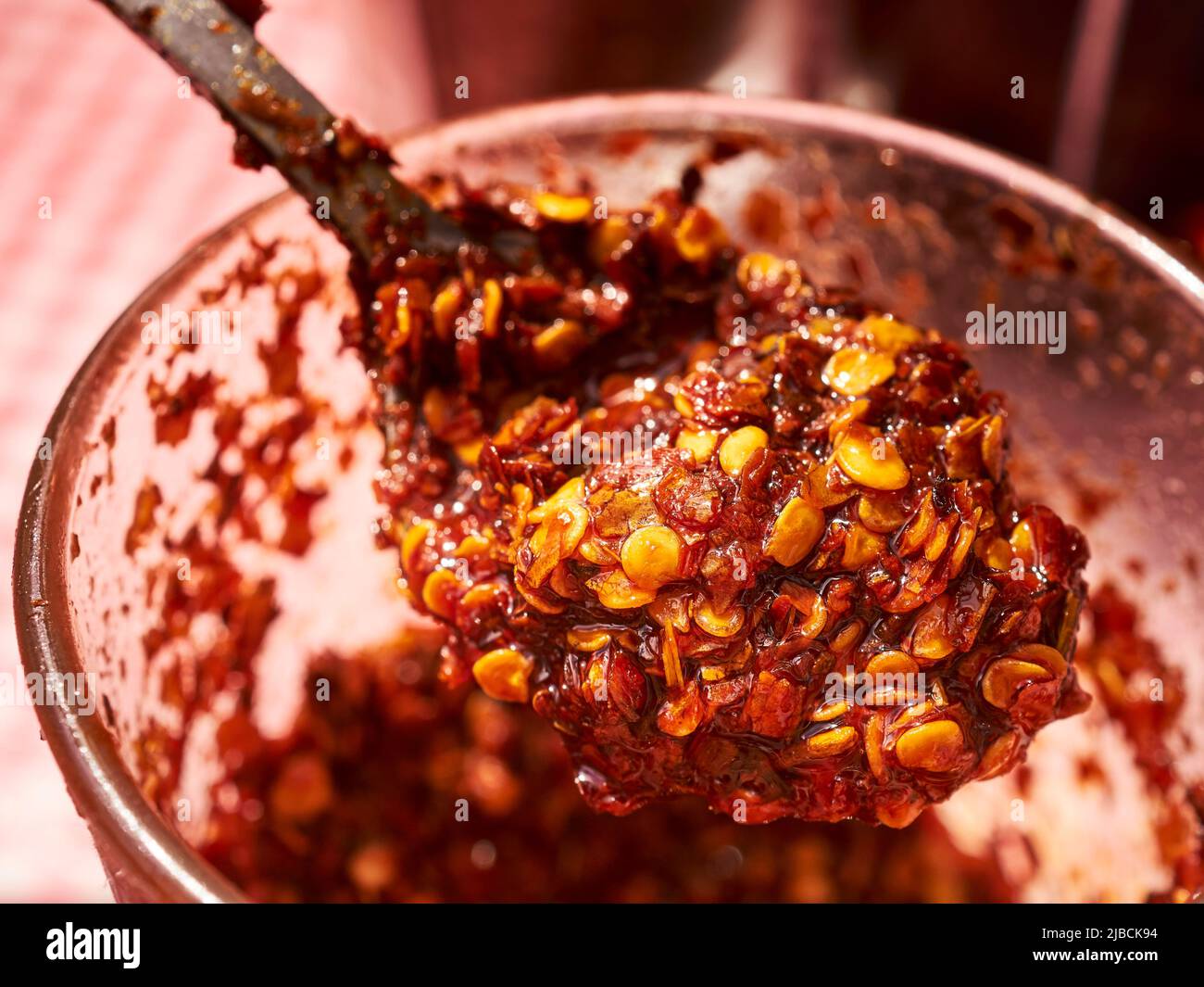 Un cucchiaio di olio di peperoncino caldo, Little Thailand, Queens, New York City, USA Foto Stock