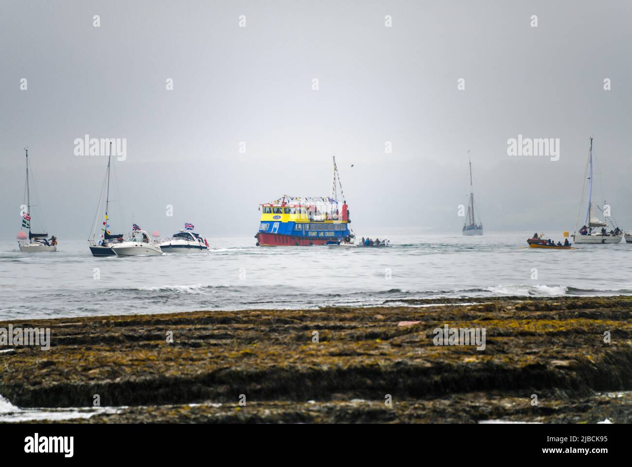 Torquay, Regno Unito. Domenica 5 Giugno 2022. La Riviera inglese Jubilee  Flotilla è andata avanti nonostante le condizioni spaventose e la scarsa  visibilità con una sfilata di barche da Paignton a Torquay.