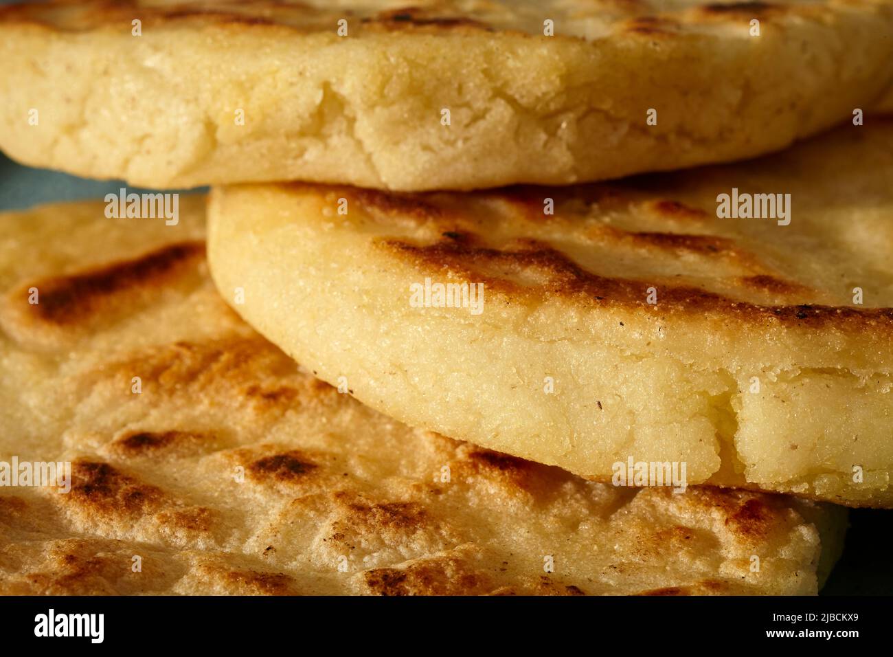 L'Arepas alla griglia, un cibo di strada preferito da Columbia, Sud America Foto Stock