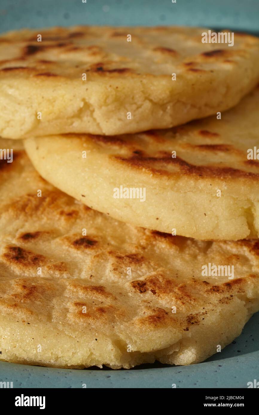 L'Arepas alla griglia, un cibo di strada preferito da Columbia, Sud America Foto Stock