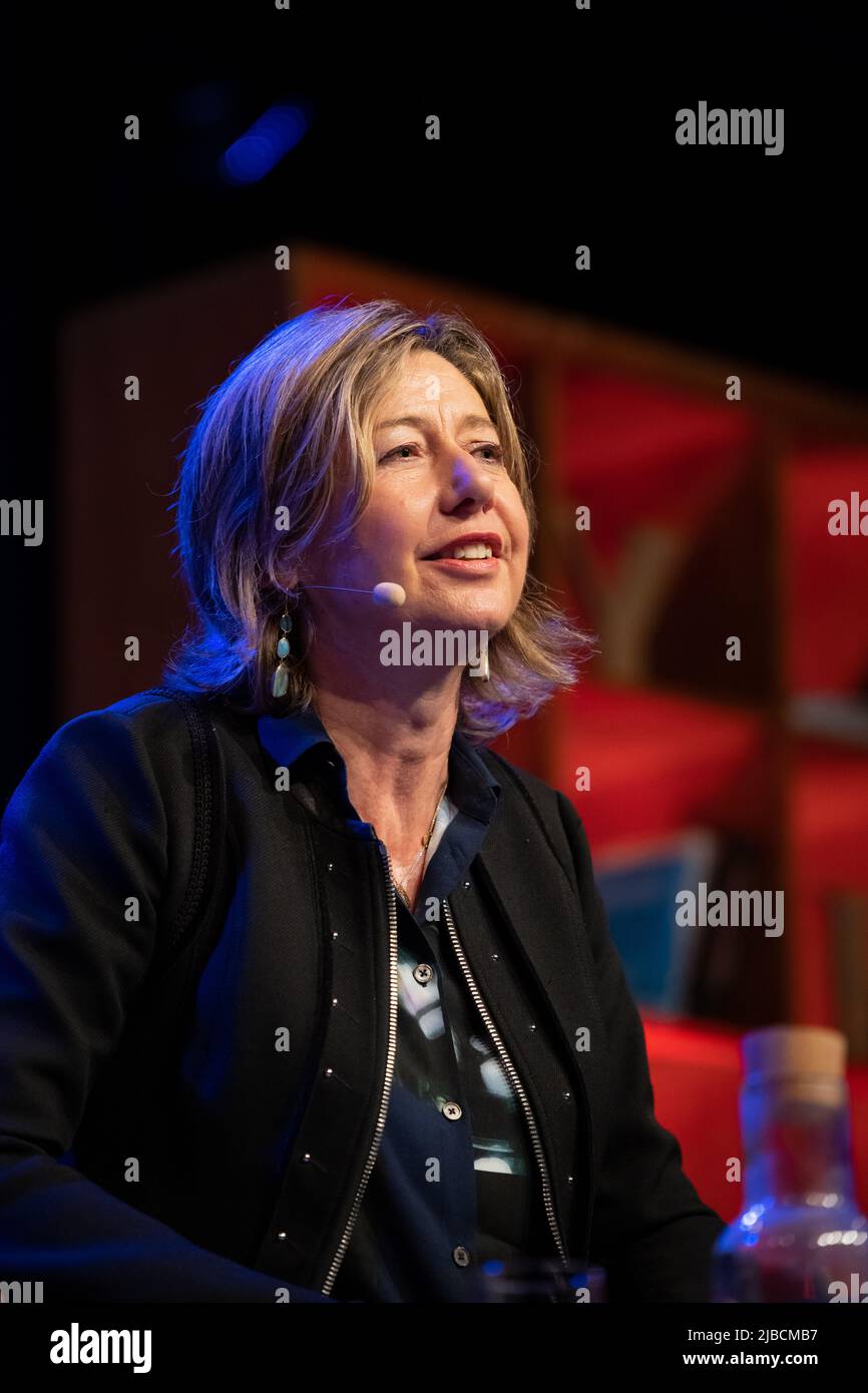 Hay-on-Wye, Galles, Regno Unito. 5th giugno 2022. 355 - Christina Lamb parla con Katya Adler al Festival di Hay 2022, Galles. Credit: Sam Hardwick/Alamy. Foto Stock