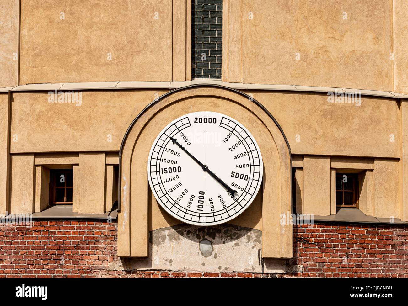 Indicatore di volume sulla parete esterna di un distributore di gas urbano dismesso a Sovilahti, Helsinki, Finlandia. Foto Stock